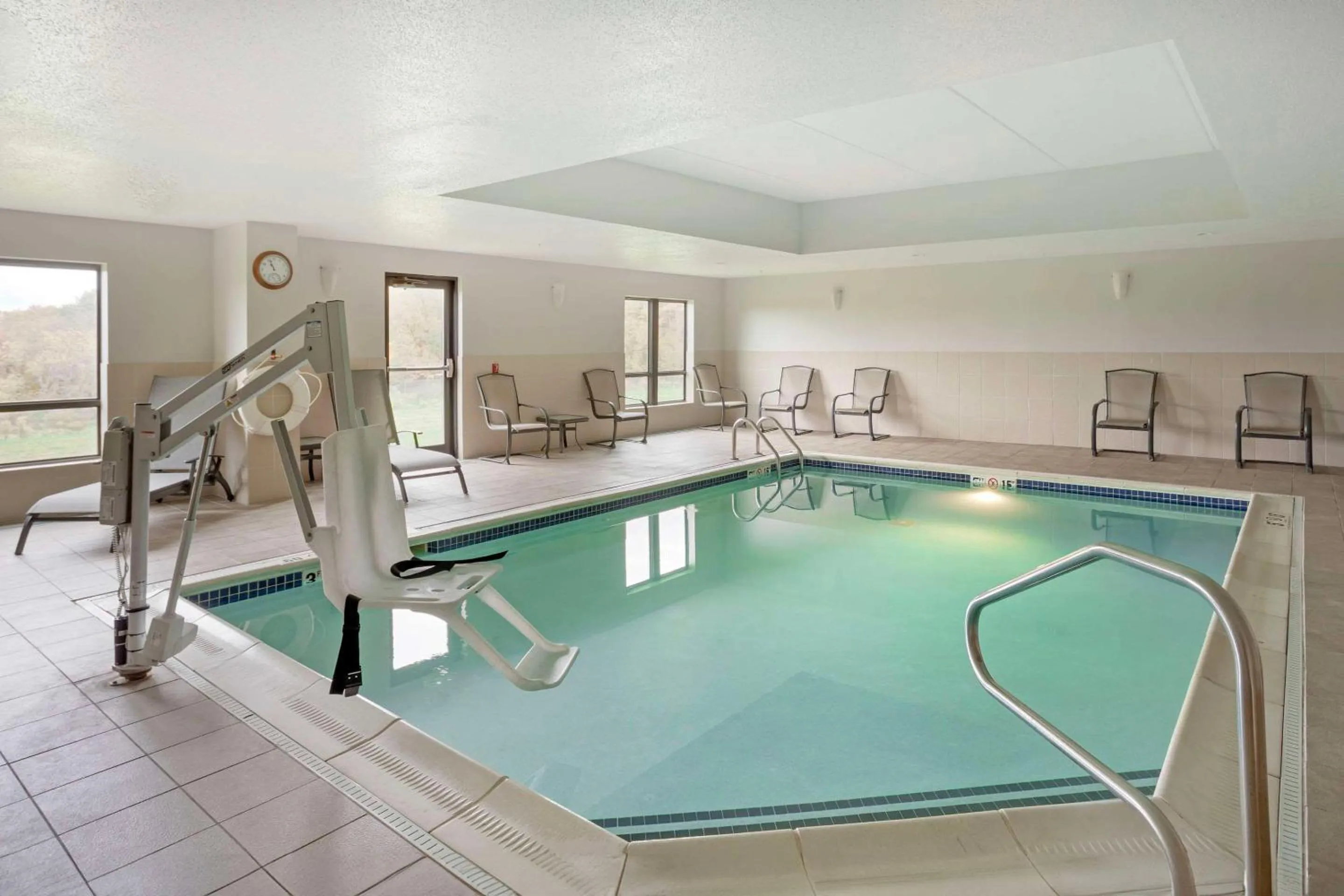 Swimming pool in Comfort Suites Bloomsburg