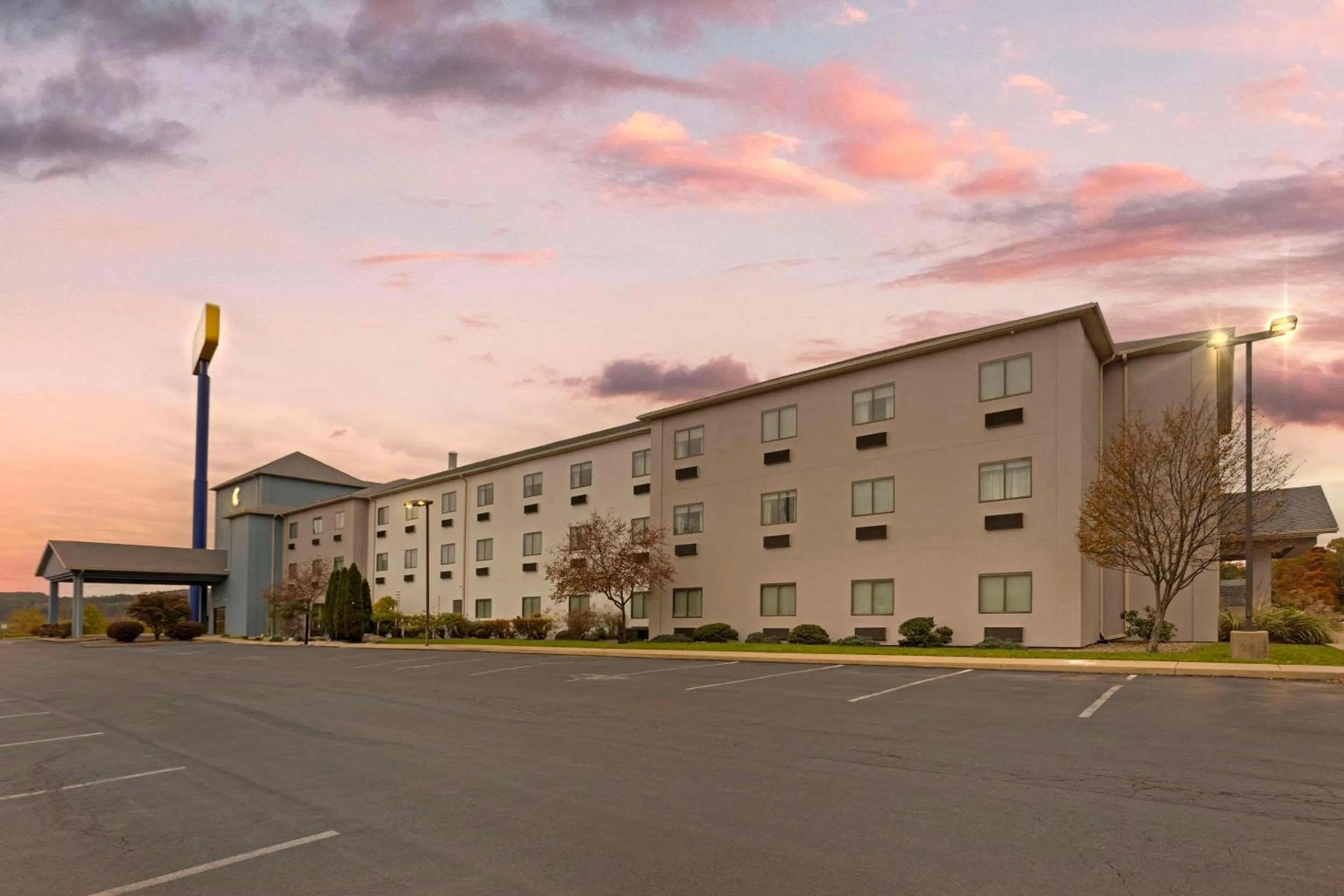 Property building in Comfort Suites Bloomsburg