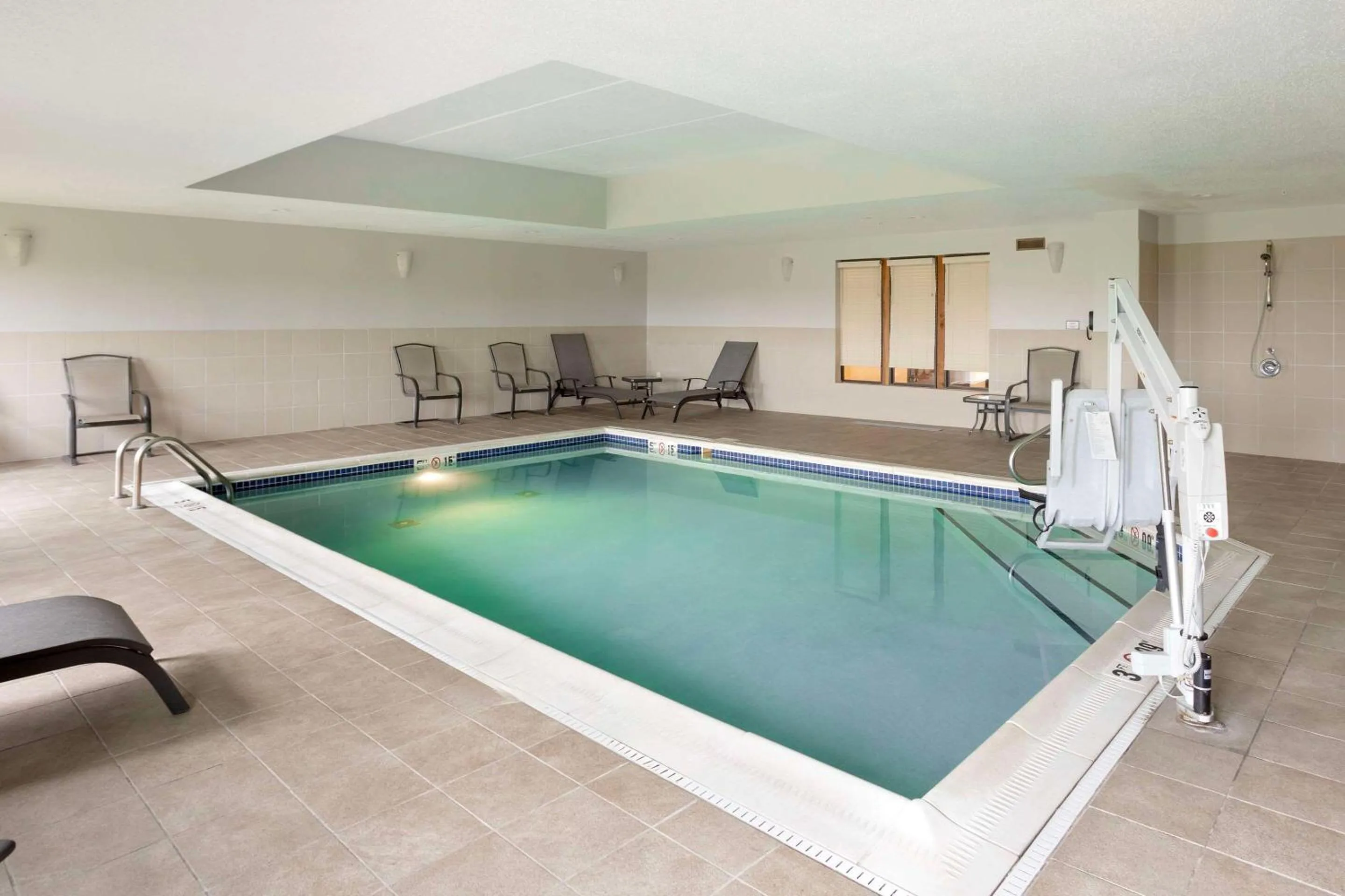 Swimming pool in Comfort Suites Bloomsburg
