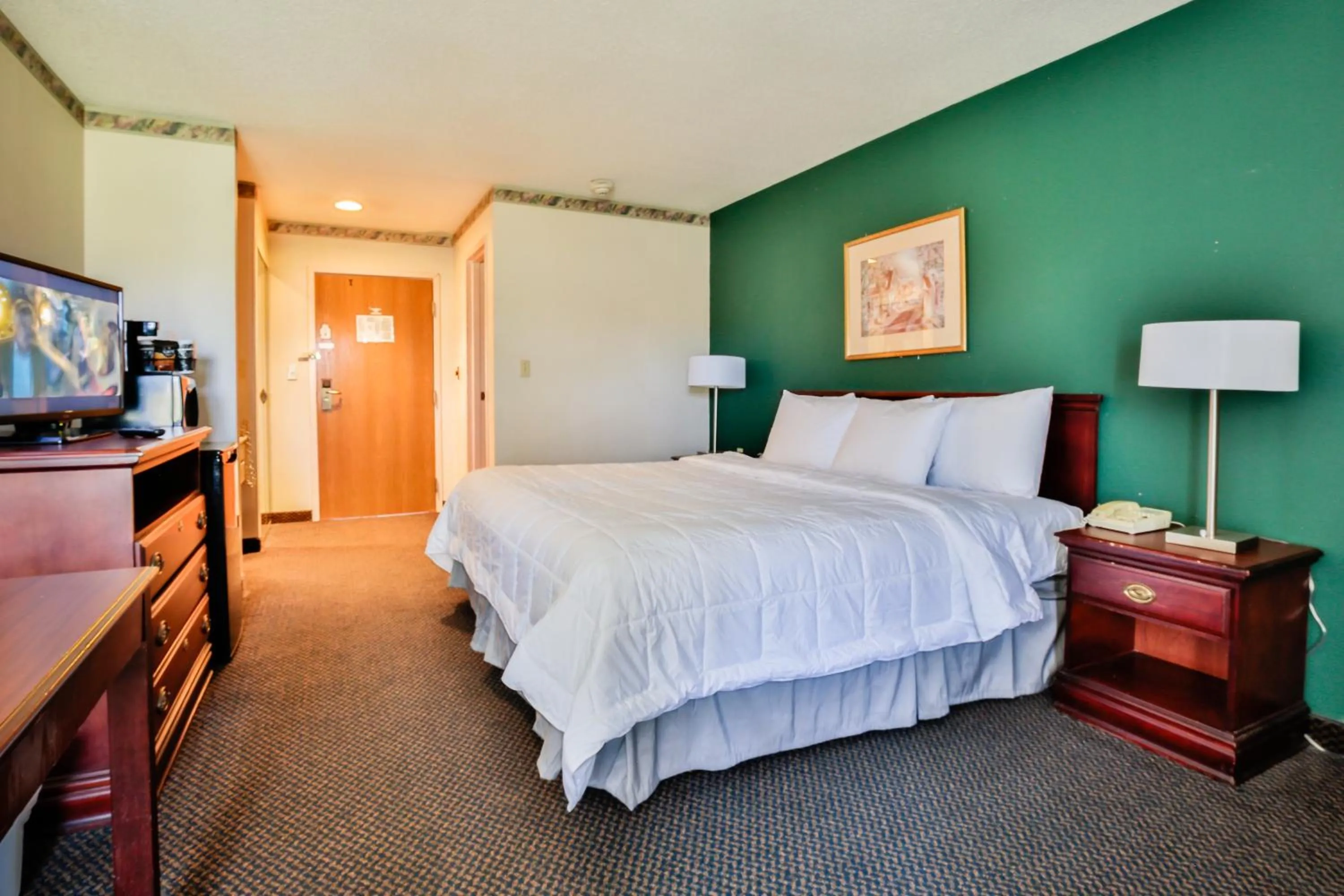 Photo of the whole room, Bed in The View Inn & Suites Bethlehem / Allentown / Lehigh Airport