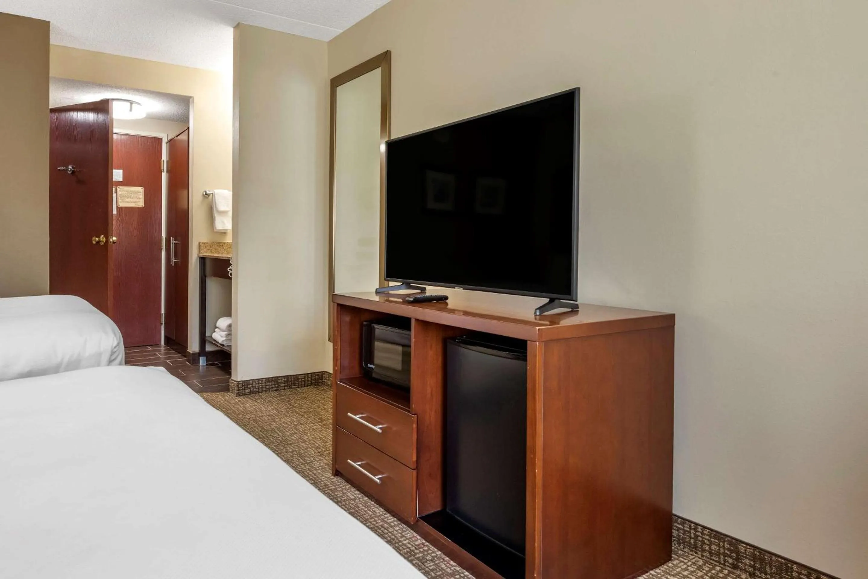 TV and multimedia, Bed in Comfort Inn Meadowlands