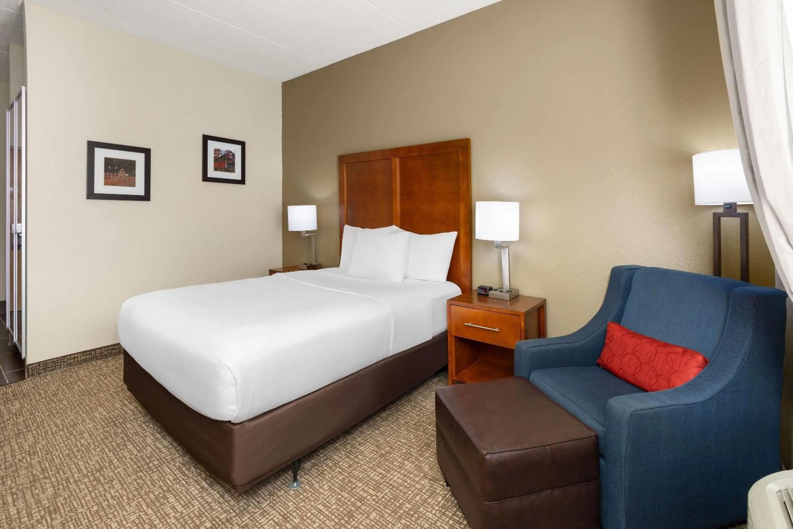 Photo of the whole room, Bed in Wingate by Wyndham Pittsburgh New Stanton