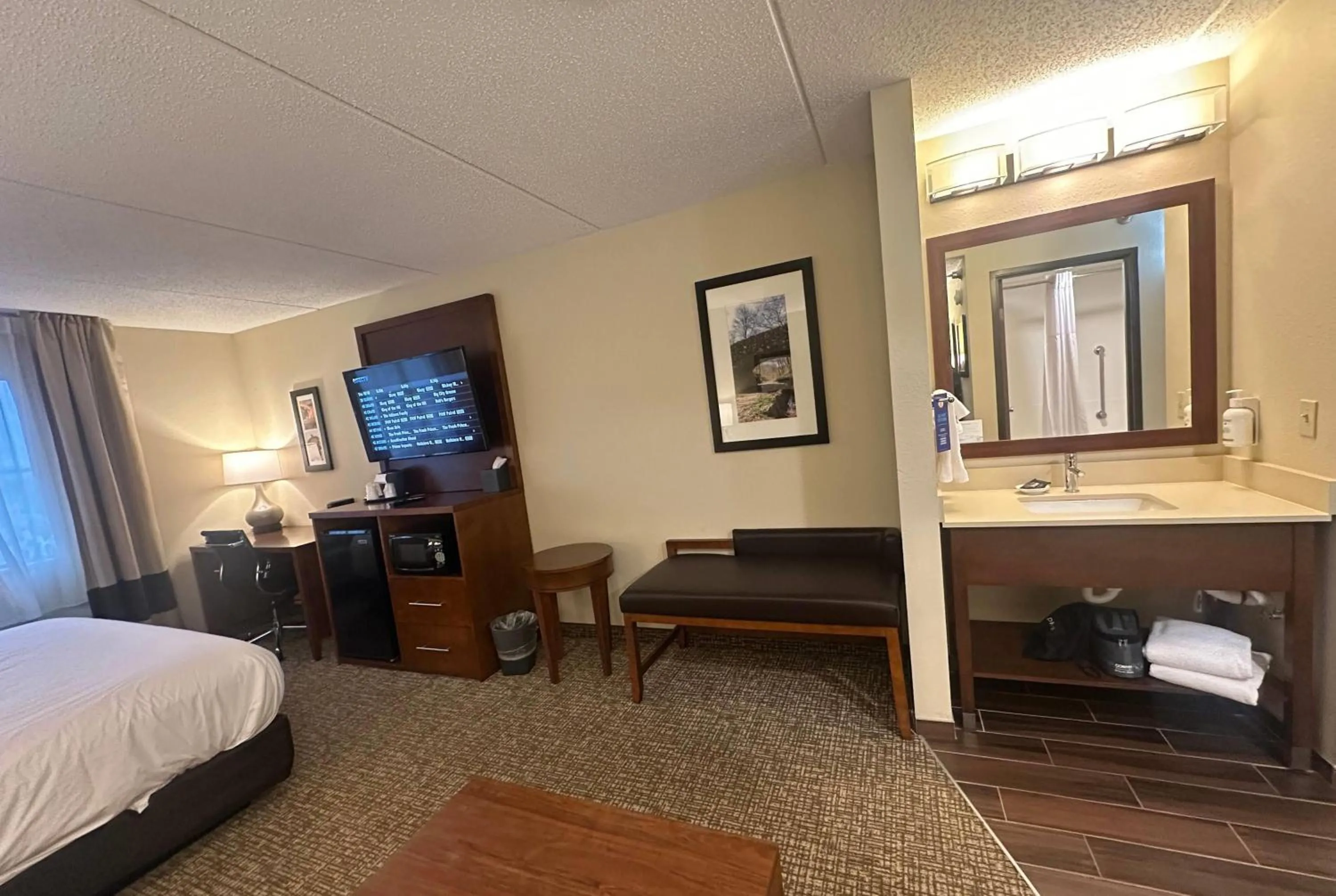 Photo of the whole room, Bed in Wingate by Wyndham Pittsburgh West Mifflin