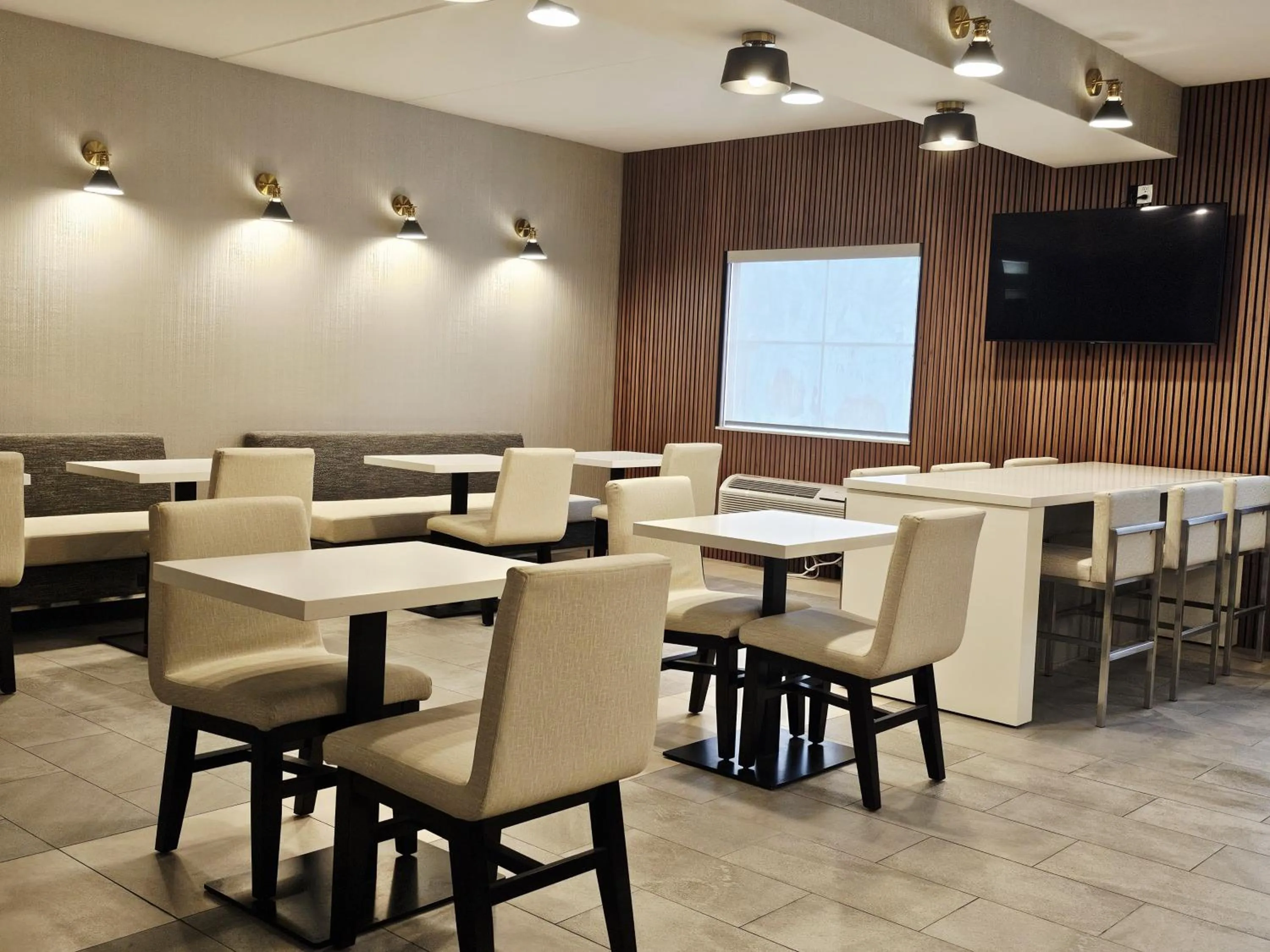 Breakfast in Wingate by Wyndham Pittsburgh West Mifflin