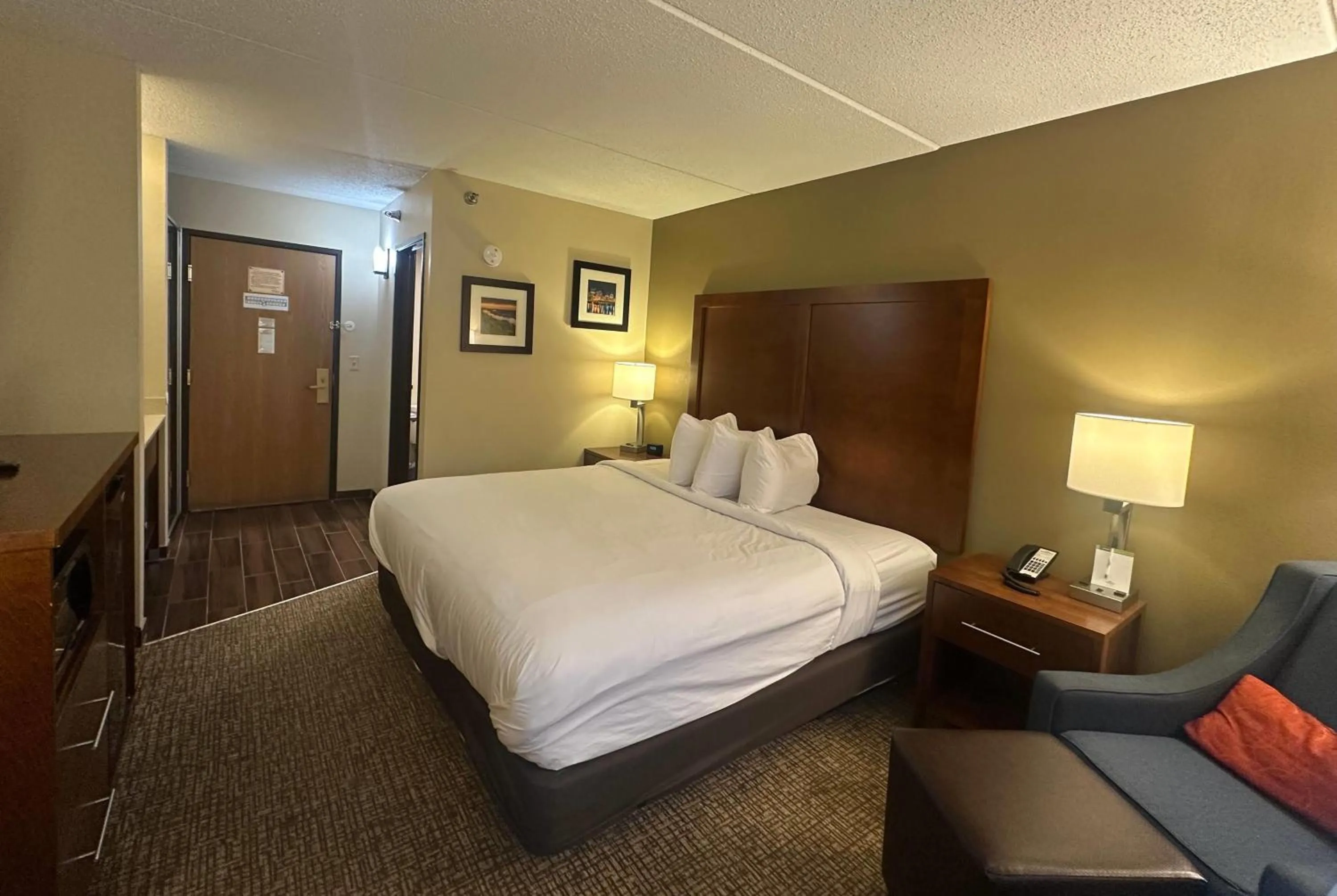 Photo of the whole room, Bed in Wingate by Wyndham Pittsburgh West Mifflin