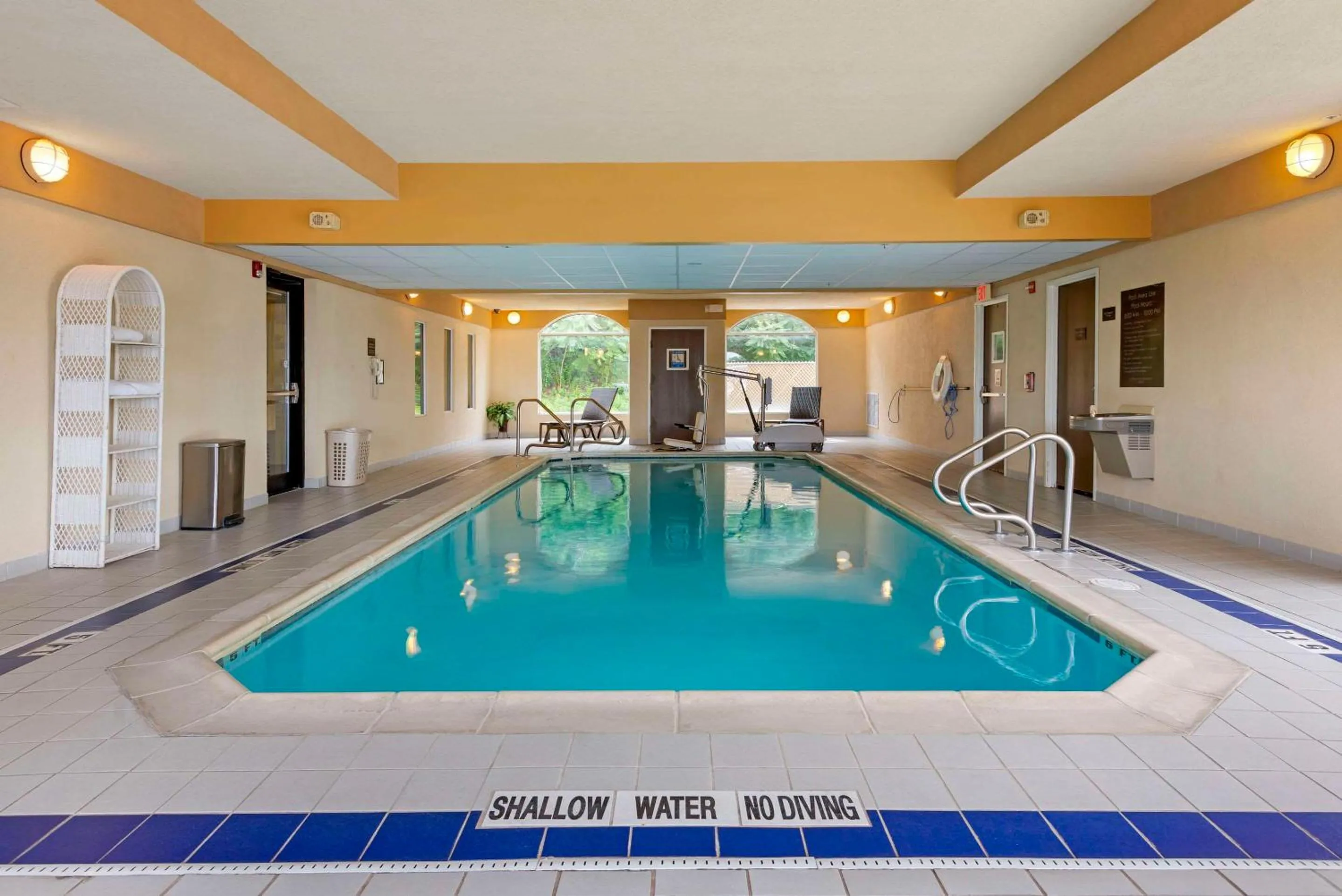 Swimming pool in Comfort Inn & Suites Wilkes Barre - Arena