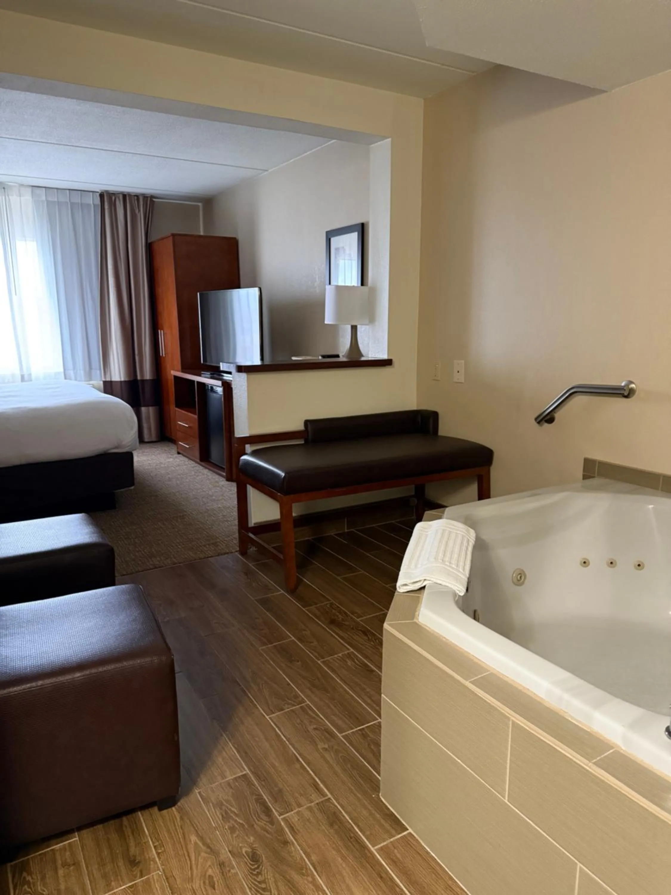 Bed in Comfort Inn & Suites Wilkes Barre - Arena