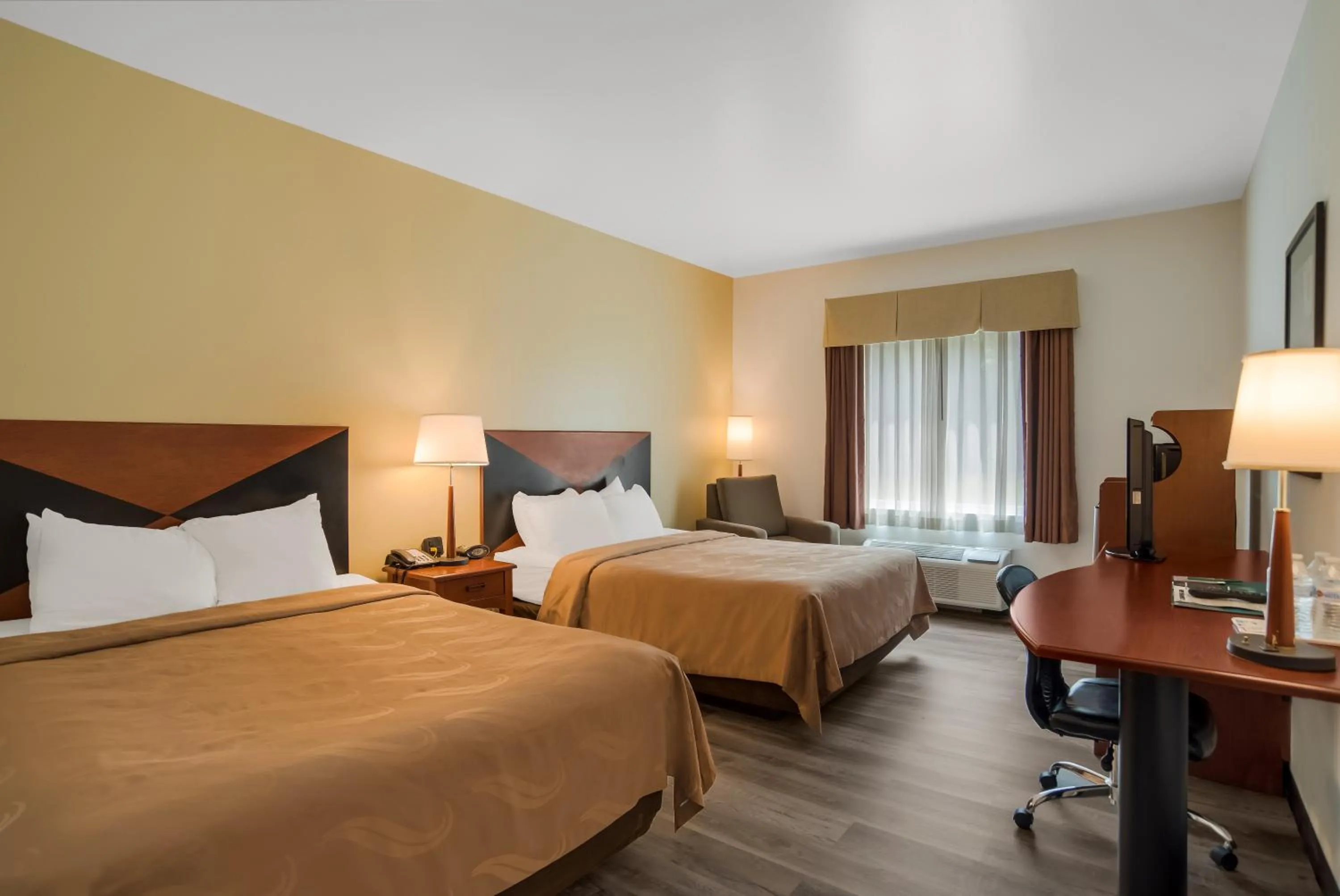 Bedroom, Bed in Quality Inn & Suites Chambersburg Northeast