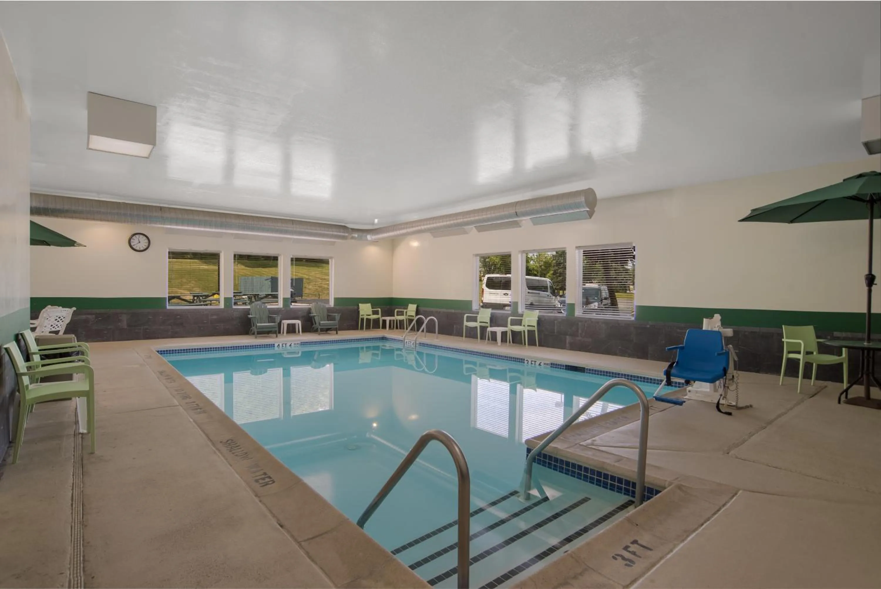 Swimming pool in Quality Inn & Suites Chambersburg Northeast