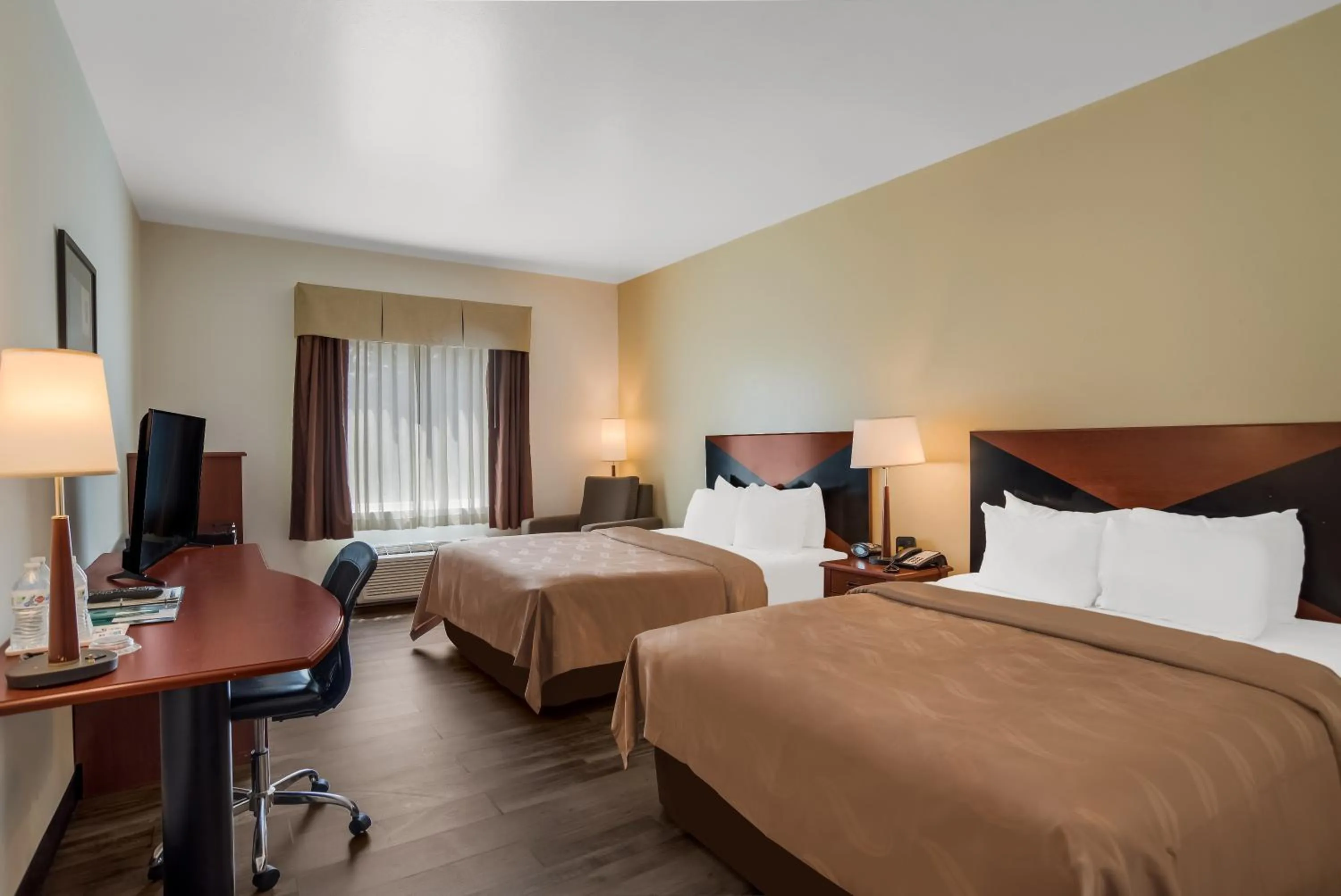 Bed in Quality Inn & Suites Chambersburg Northeast