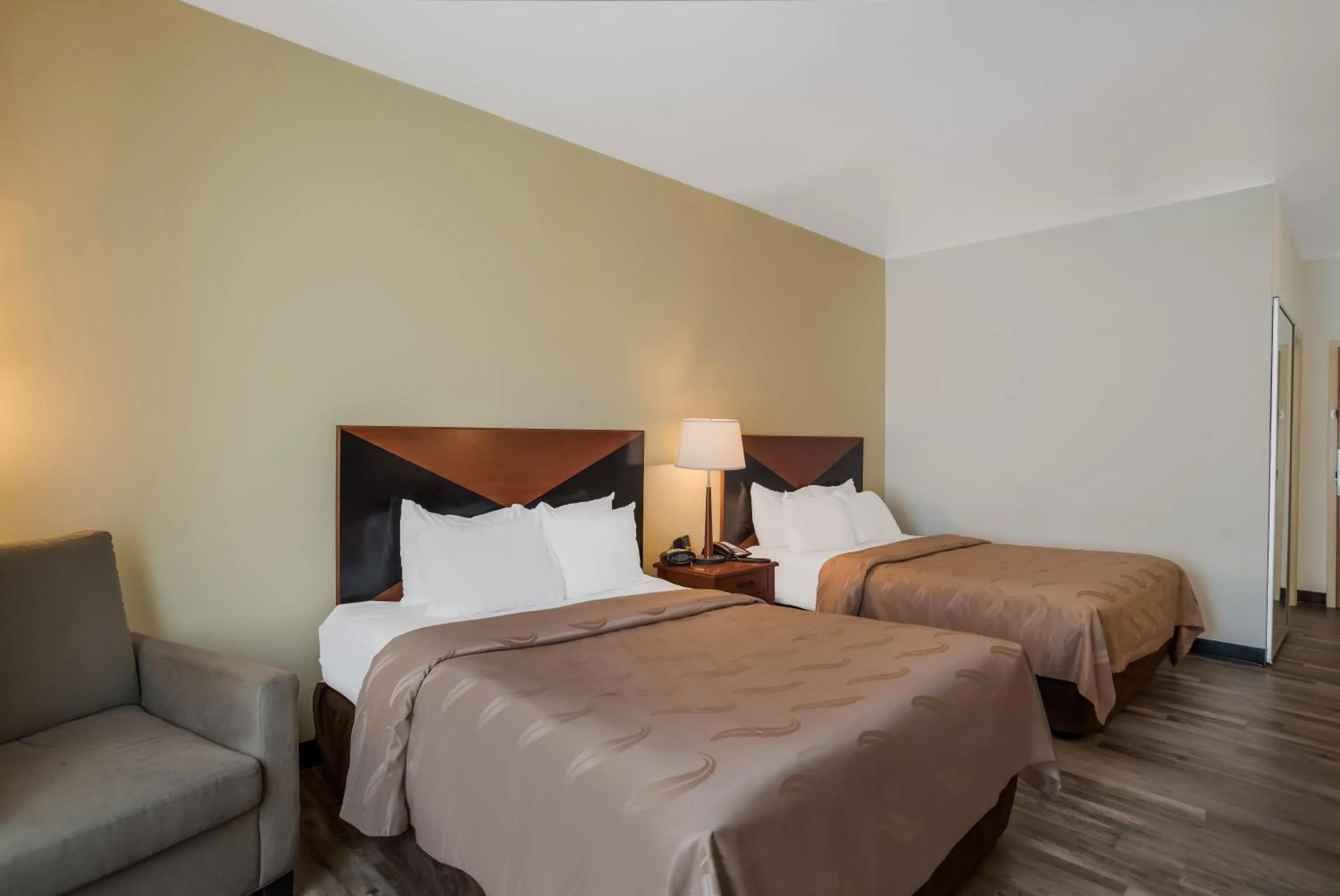 Bed in Quality Inn & Suites Chambersburg Northeast