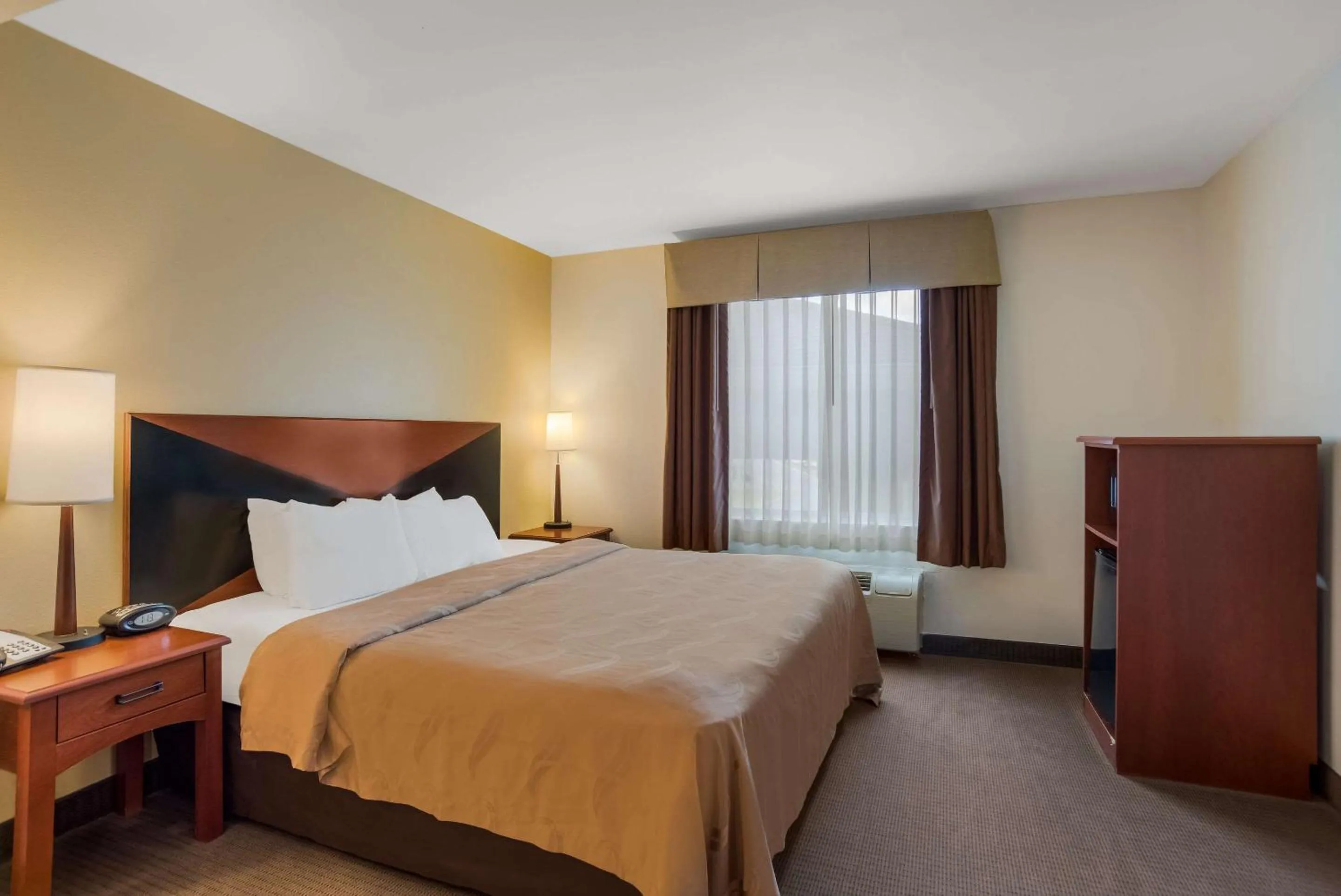 Bedroom, Bed in Quality Inn & Suites Chambersburg Northeast