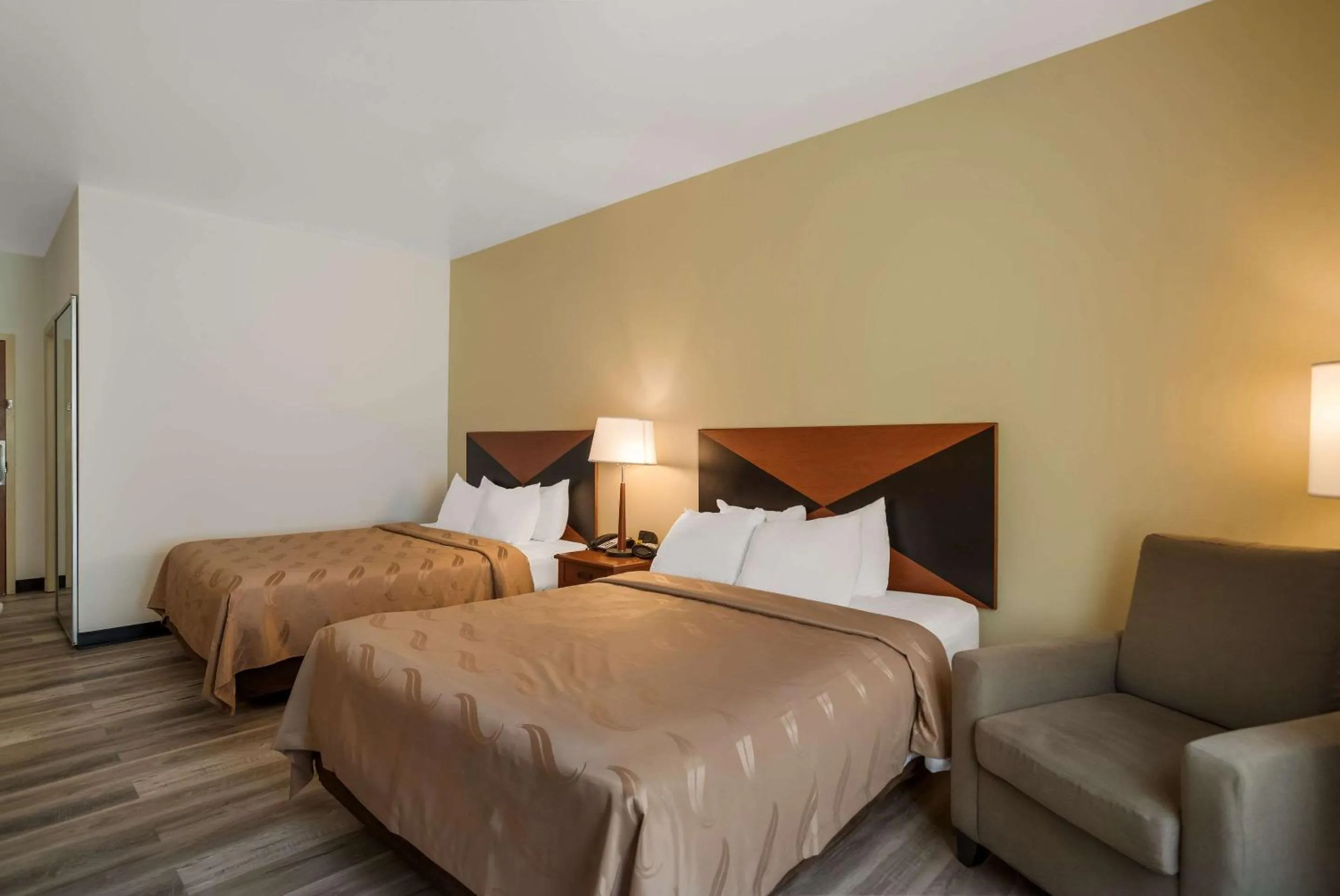 Bedroom, Bed in Quality Inn & Suites Chambersburg Northeast