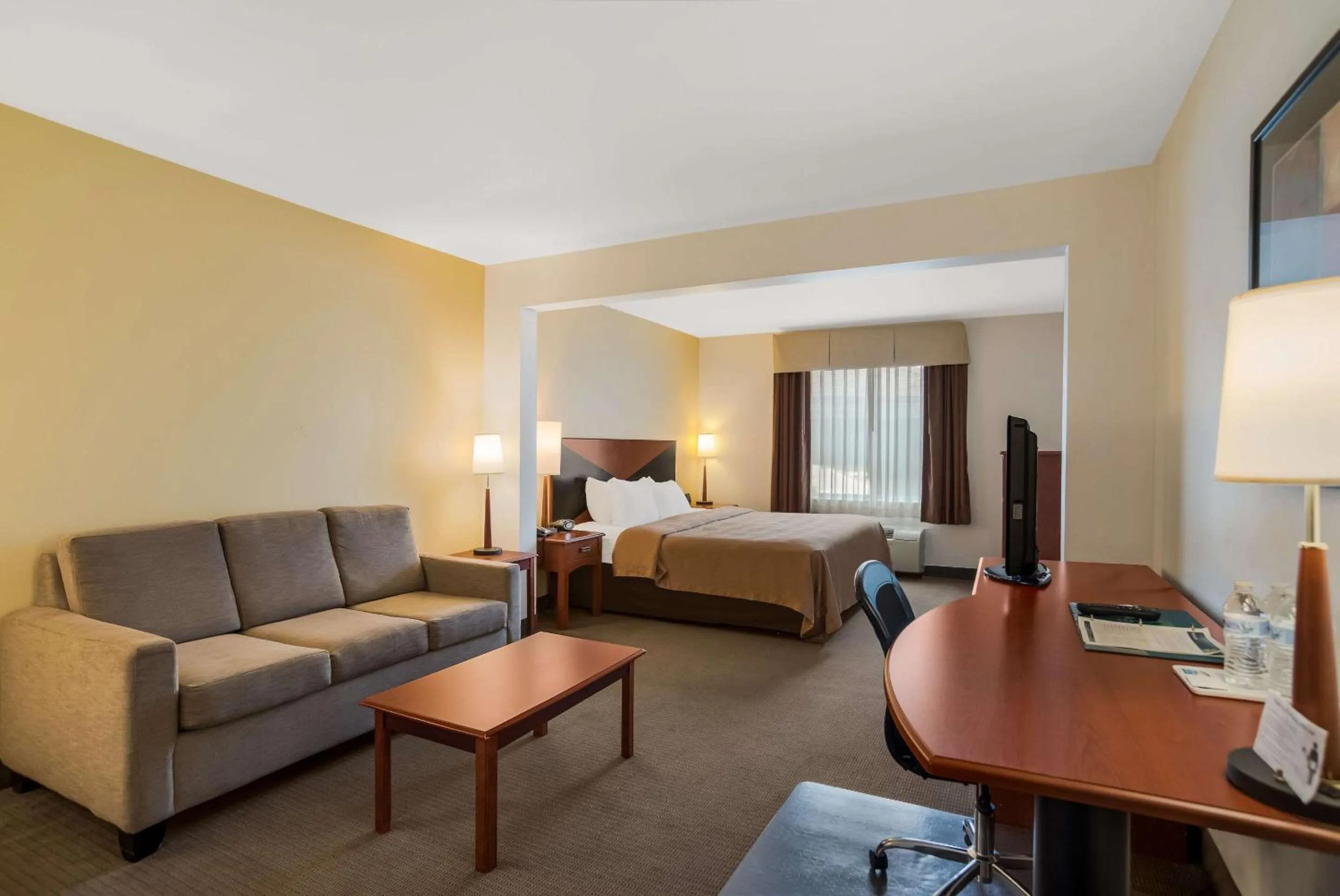 Bedroom, Bed in Quality Inn & Suites Chambersburg Northeast