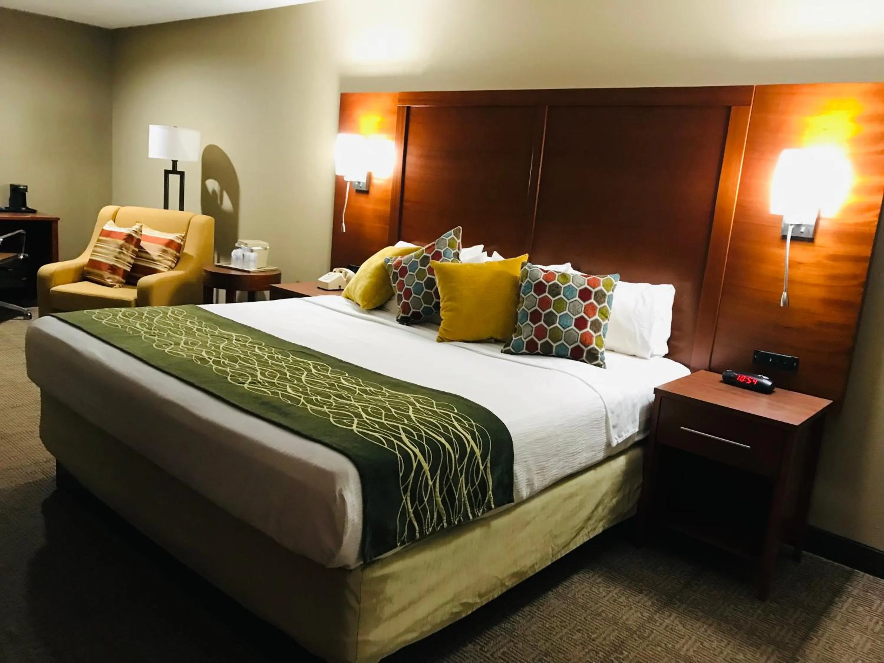 Bedroom, Bed in Comfort Inn, Erie - Near Presque Isle