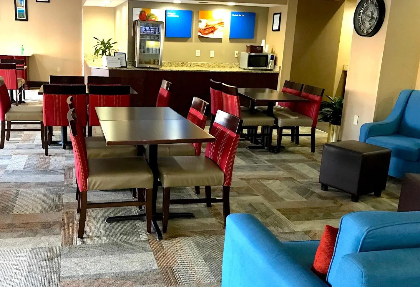 Seating area in Comfort Inn, Erie - Near Presque Isle