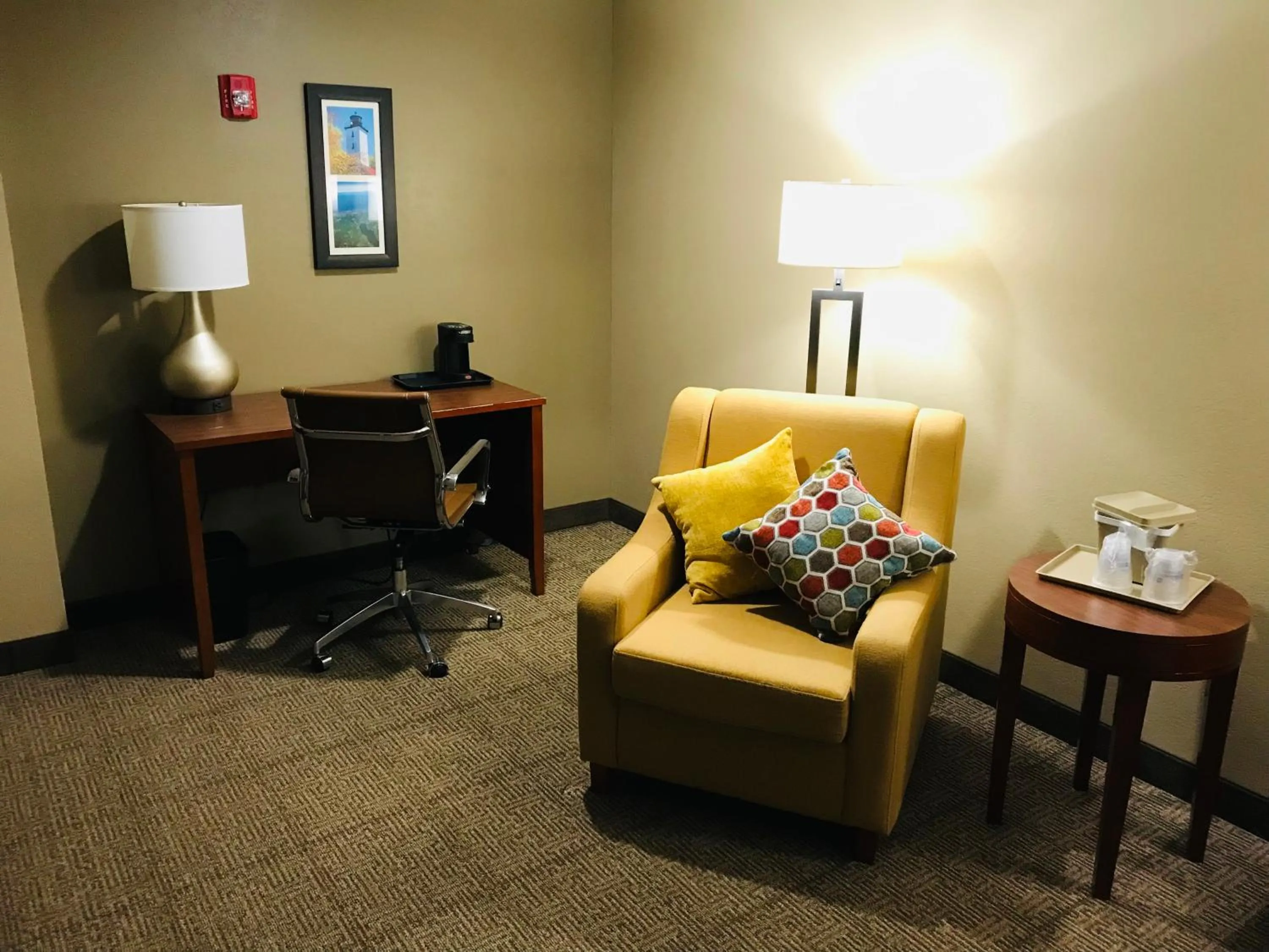 Seating area in Comfort Inn, Erie - Near Presque Isle
