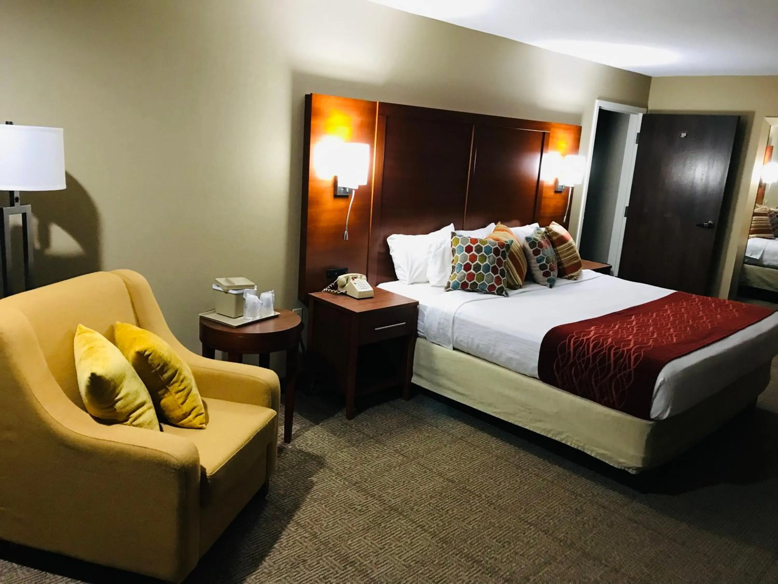 Seating area, Bed in Comfort Inn, Erie - Near Presque Isle