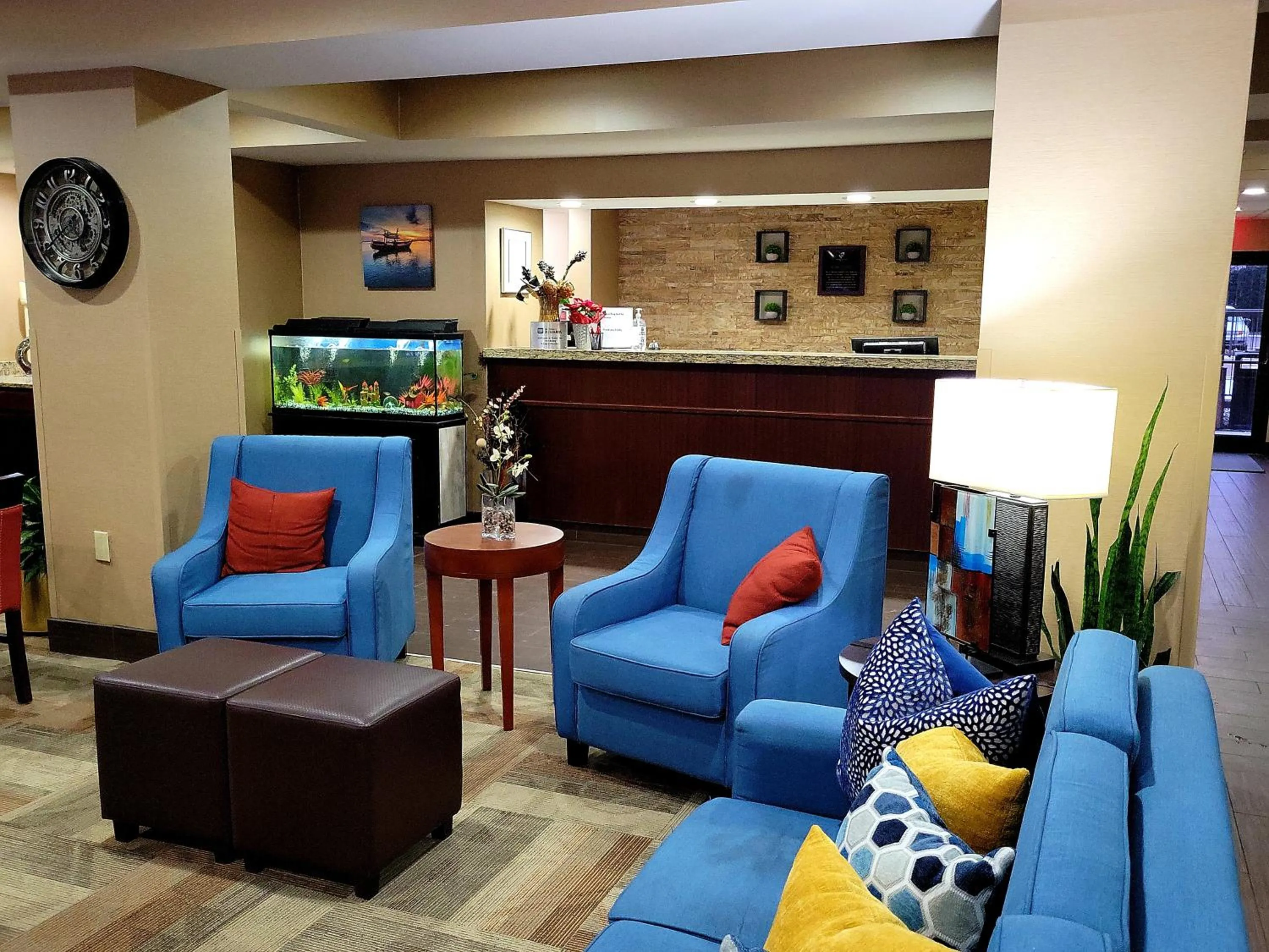 Seating area in Comfort Inn, Erie - Near Presque Isle