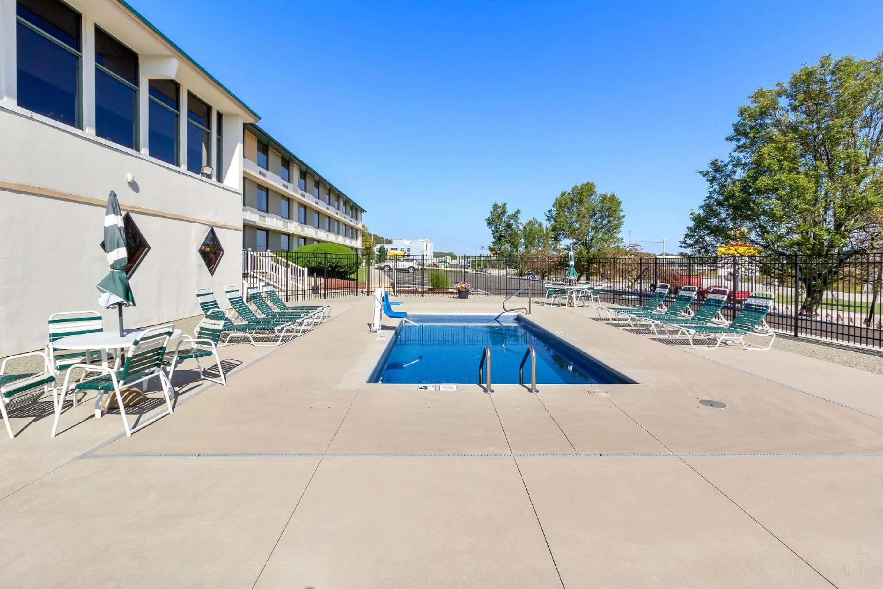 Swimming pool in Comfort Inn Somerset