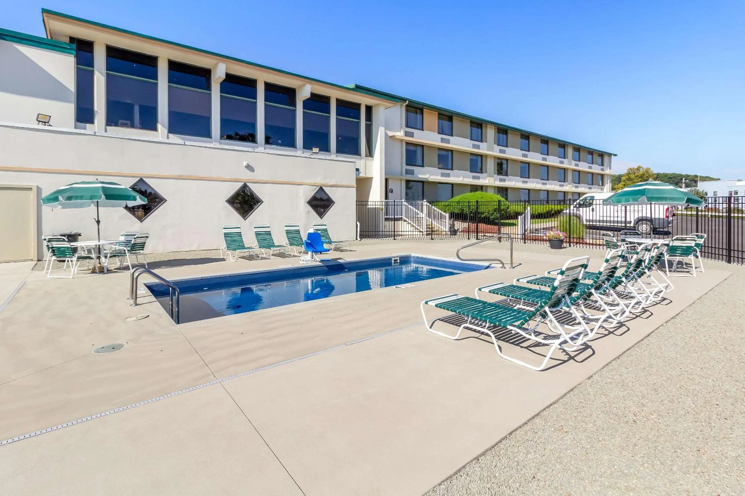 Swimming pool in Comfort Inn Somerset