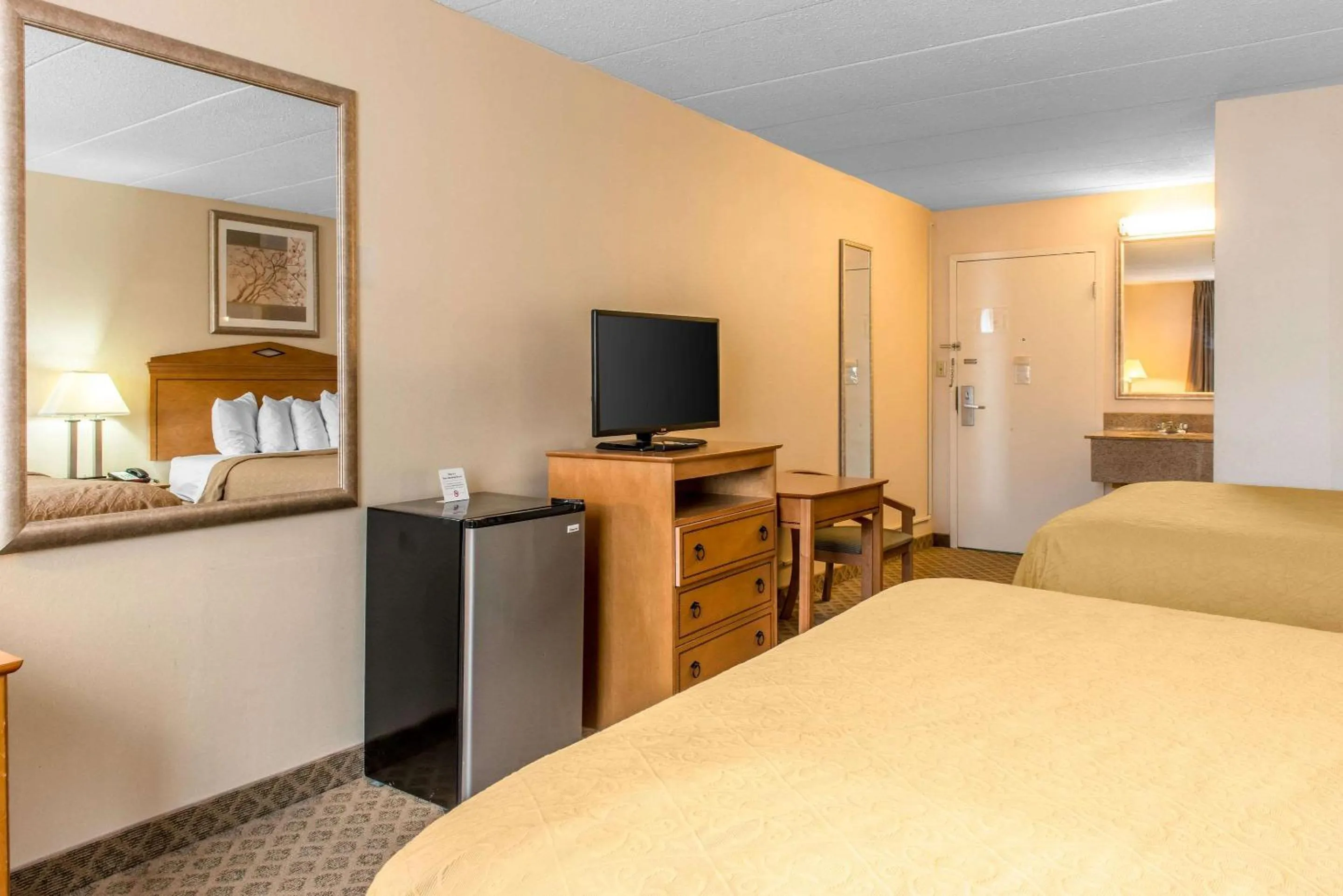Photo of the whole room, Bed in Quality Inn & Suites Fairview - Erie