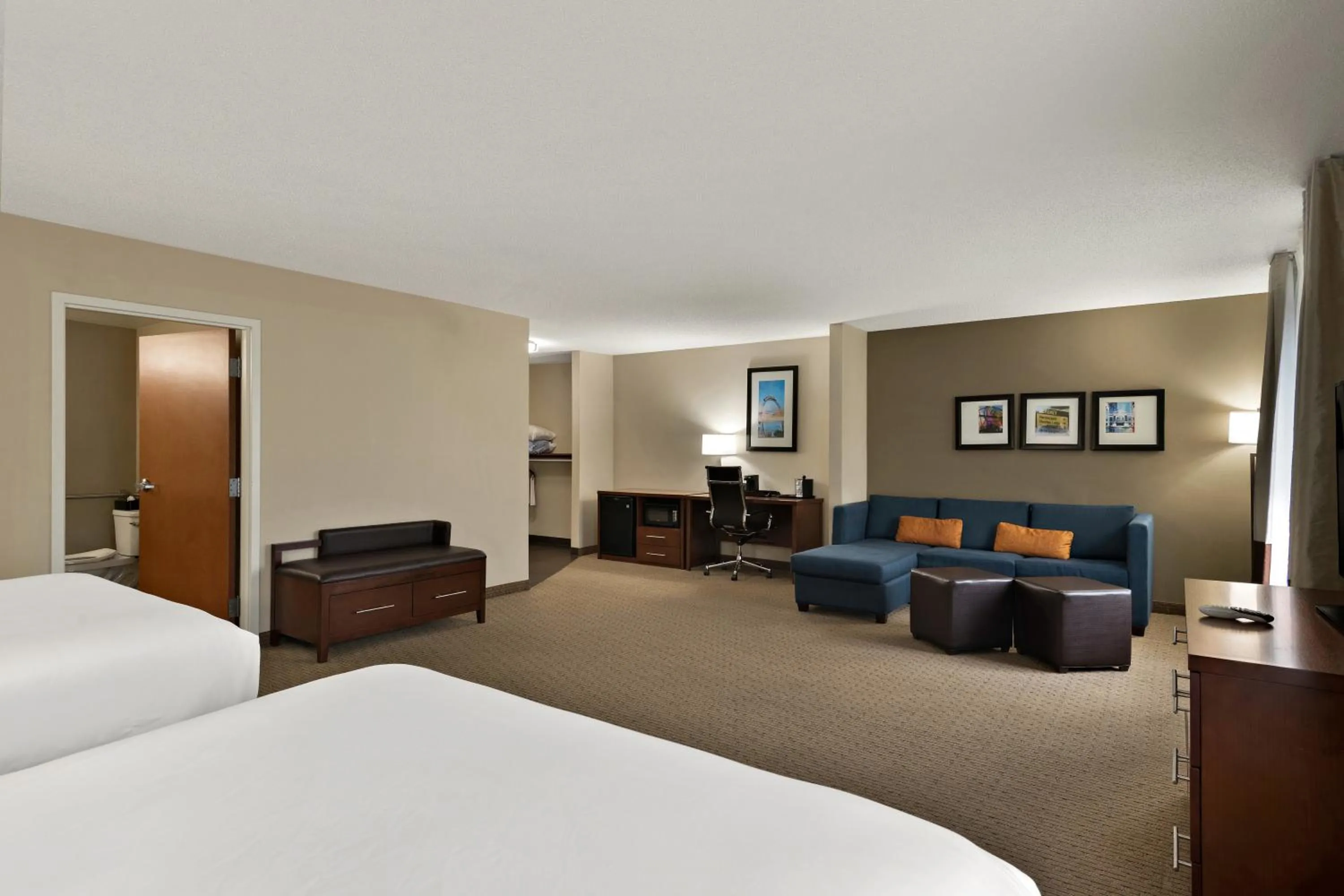 Bed in Comfort Suites Hummelstown - Hershey