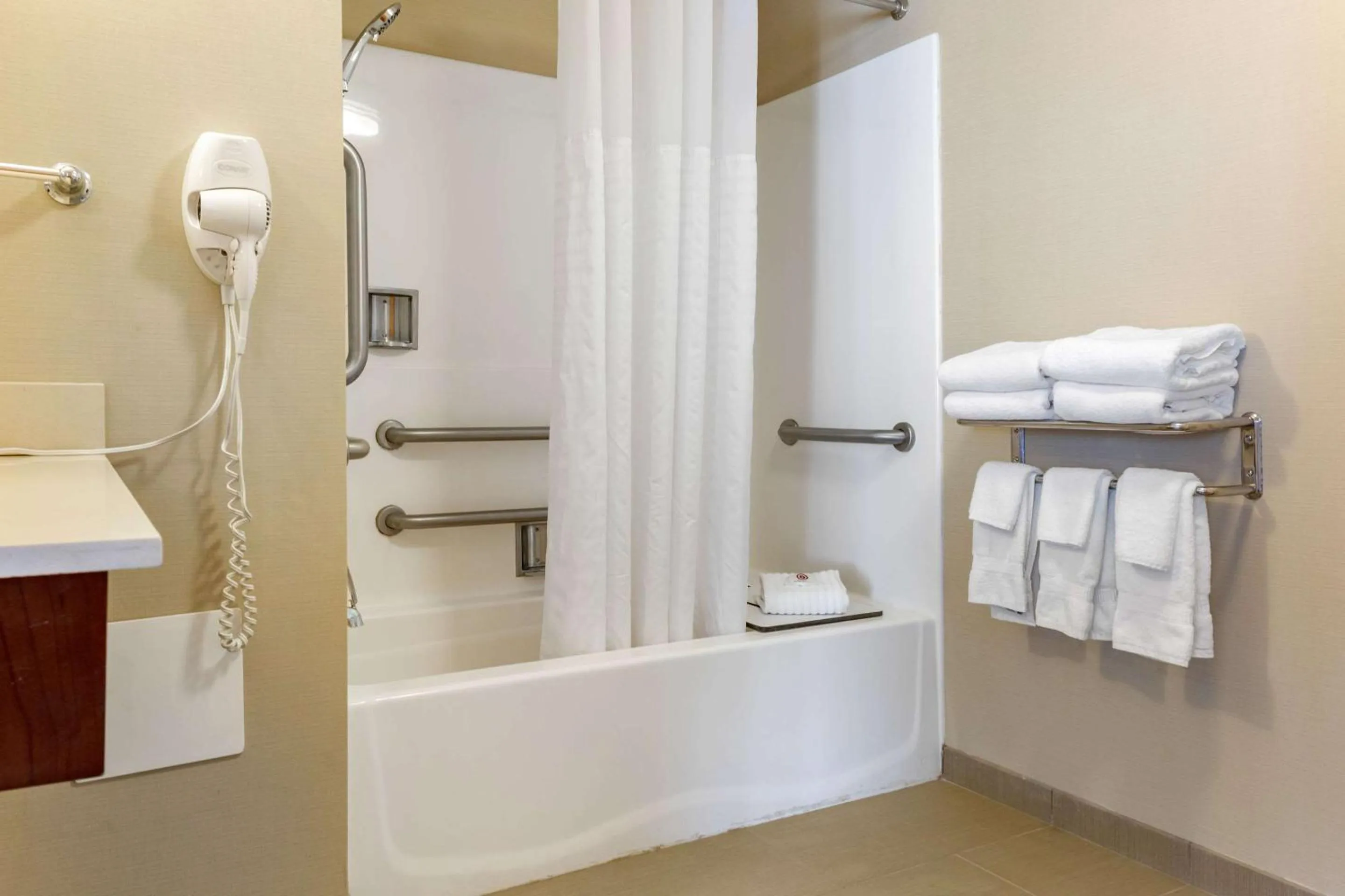 Bedroom in Comfort Suites Lancaster Amish Country