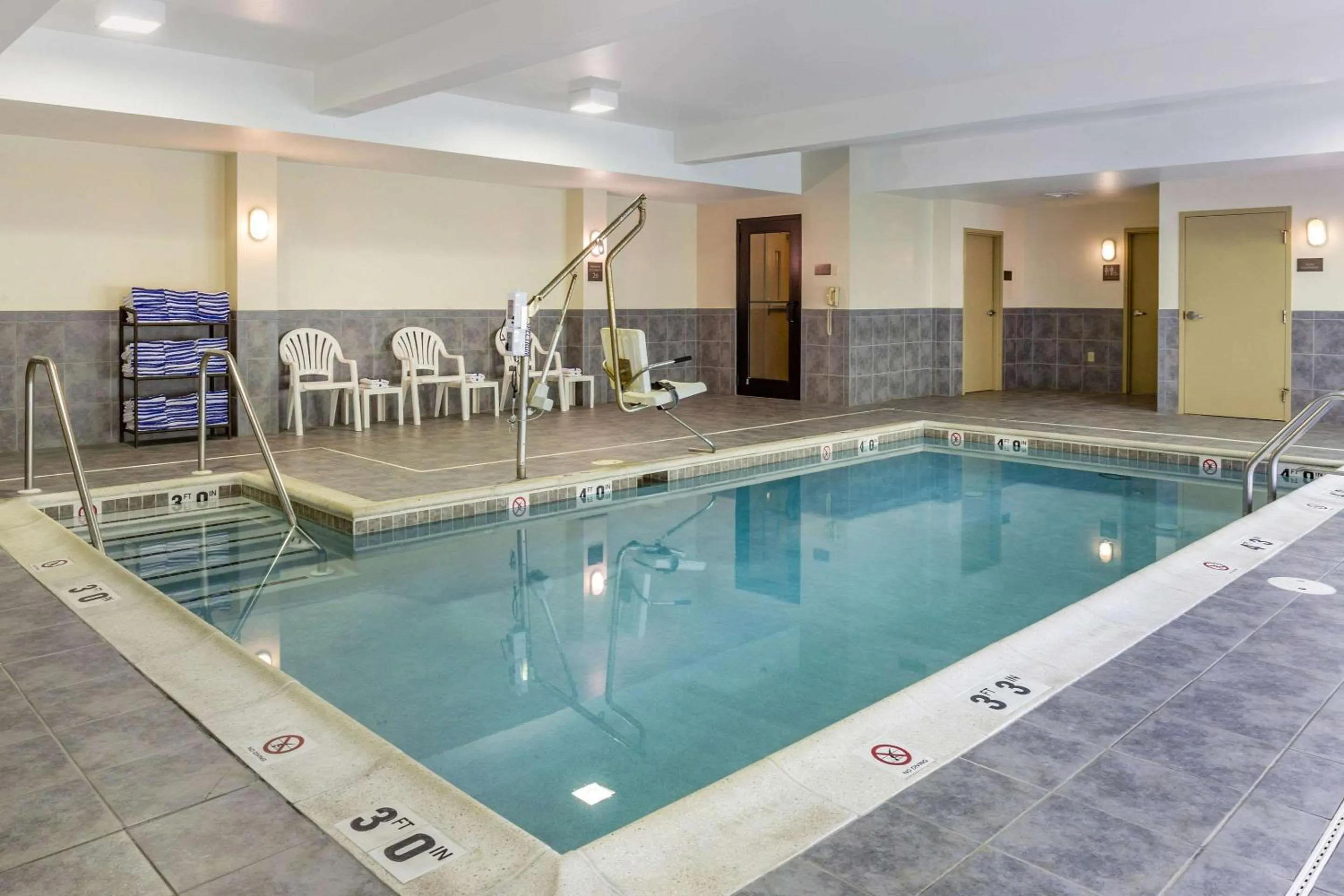 Swimming pool in Comfort Suites Lancaster Amish Country