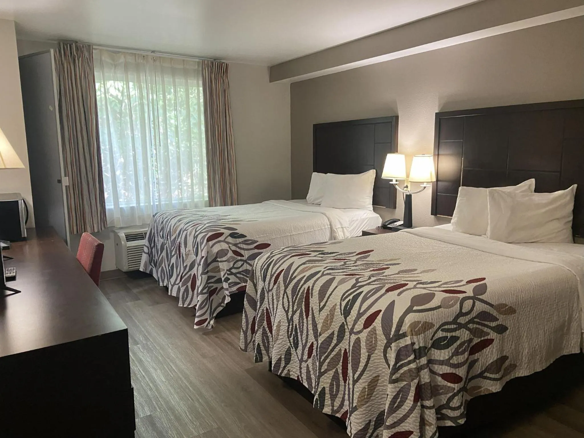 Photo of the whole room, Bed in Red Roof Inn Pittsburgh - McKnight Rd