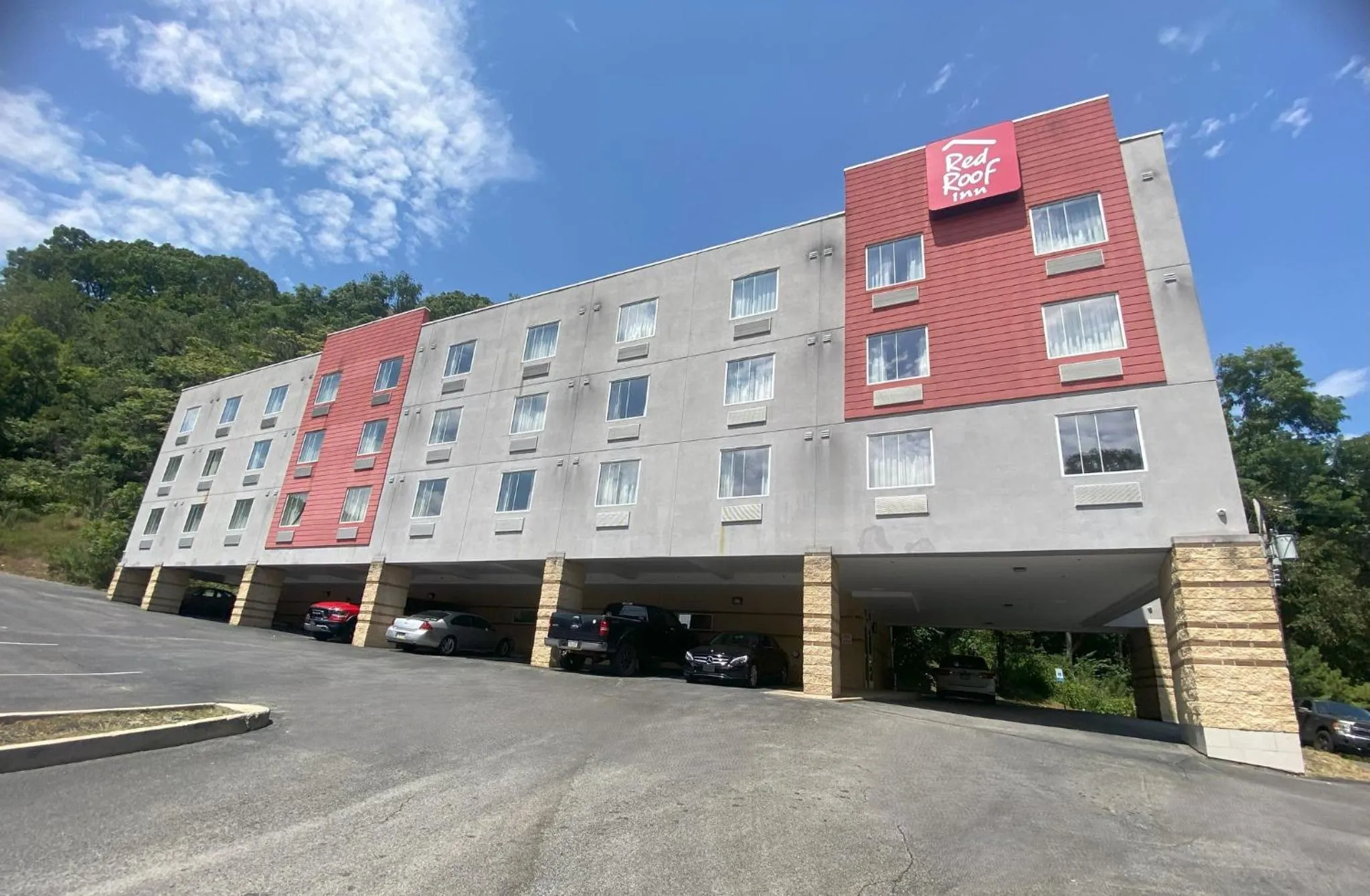 Property building in Red Roof Inn Pittsburgh - McKnight Rd