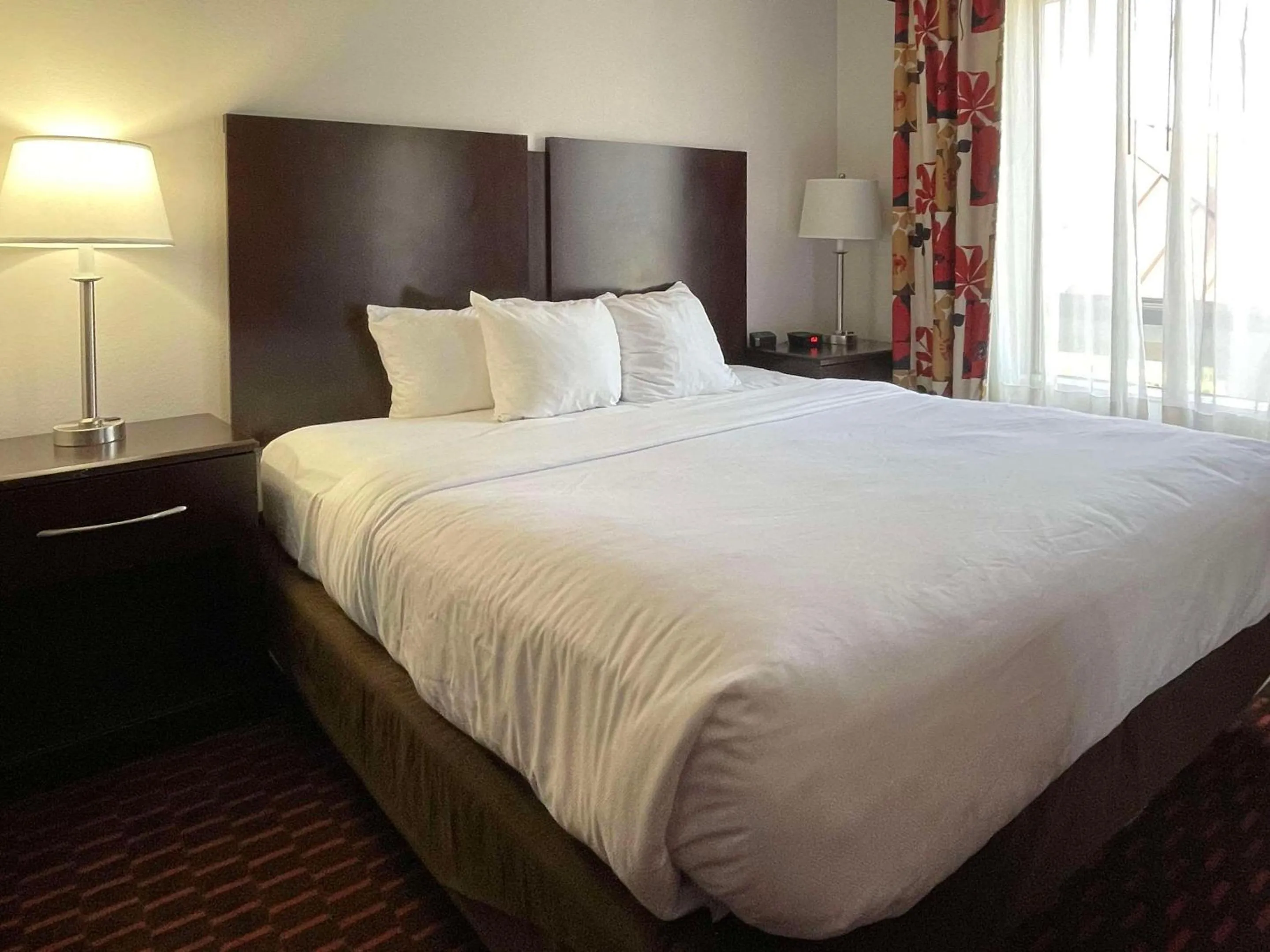 Bedroom, Bed in Comfort Suites Altoona North