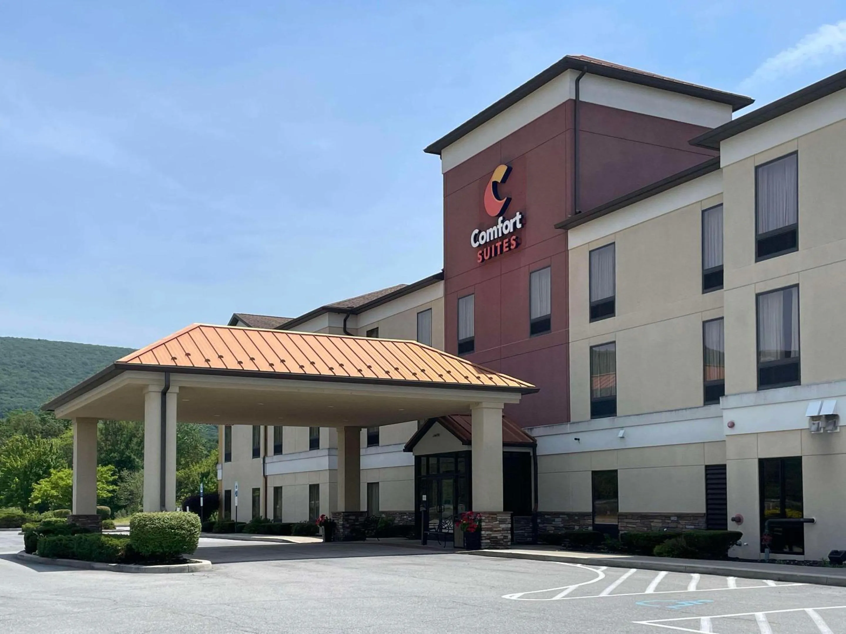 Property building in Comfort Suites Altoona North