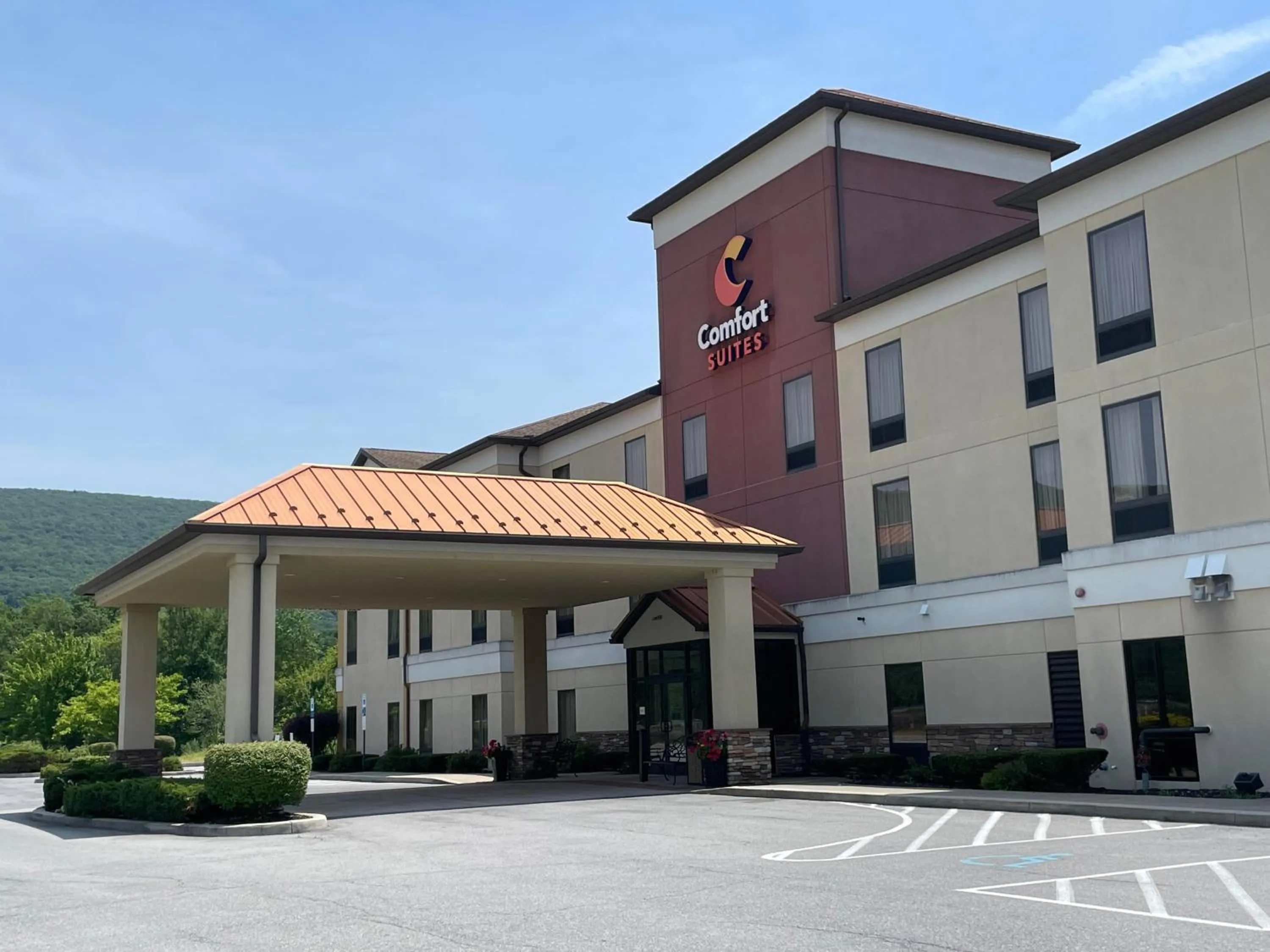 Property building in Comfort Suites Altoona North