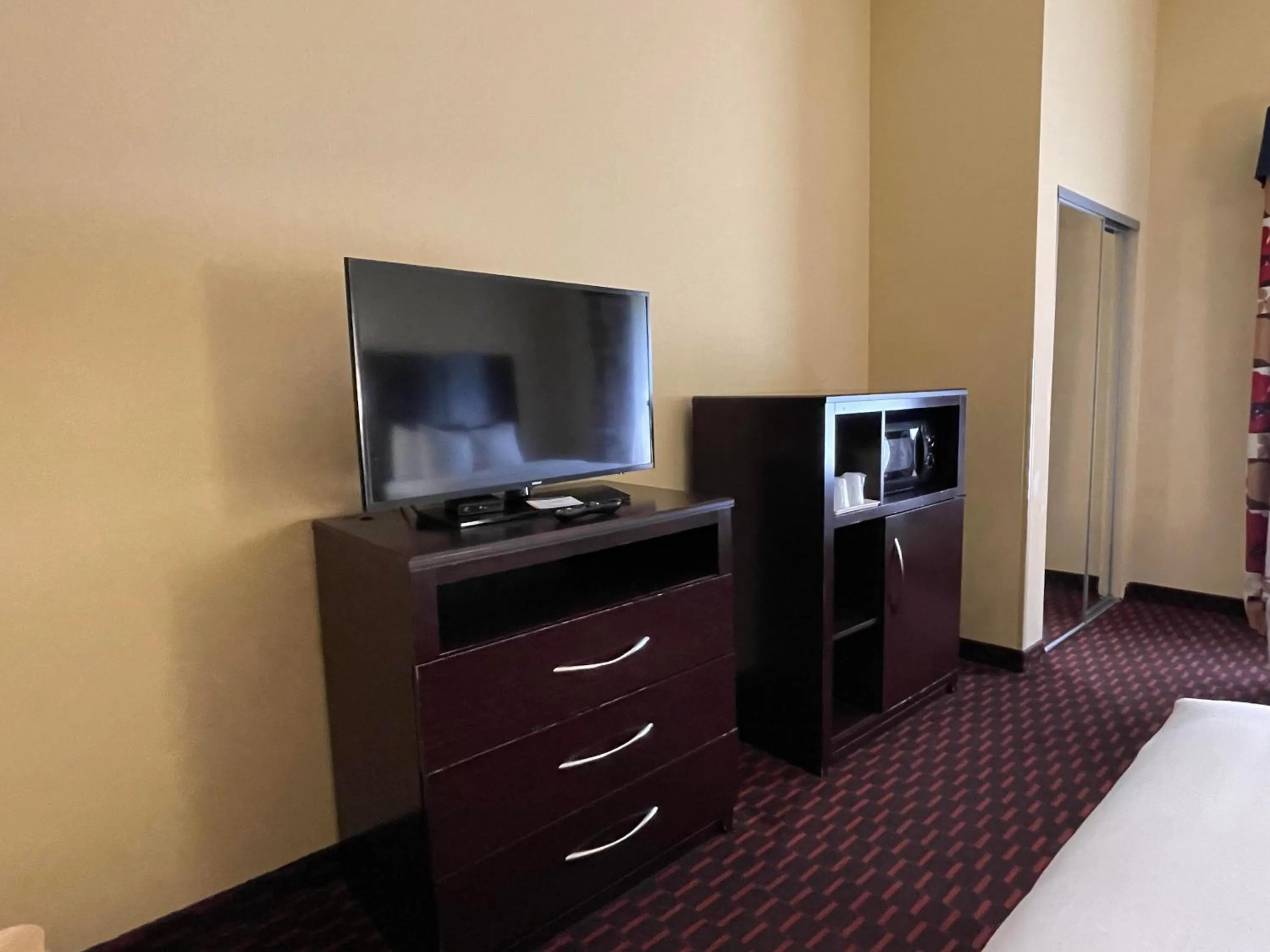 Guests, Bed in Comfort Suites Altoona North