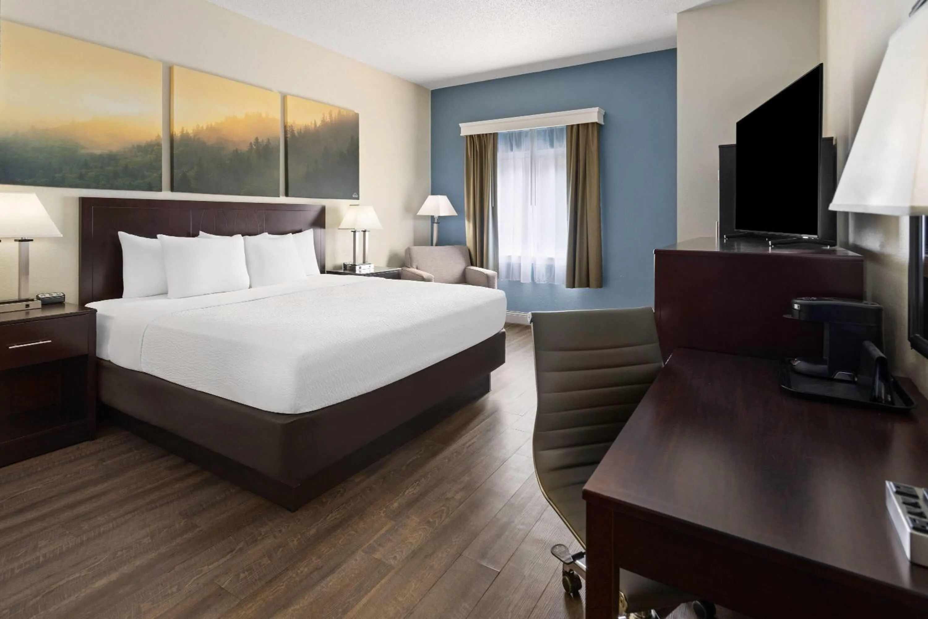 Photo of the whole room, Bed in Days Inn by Wyndham Penn State