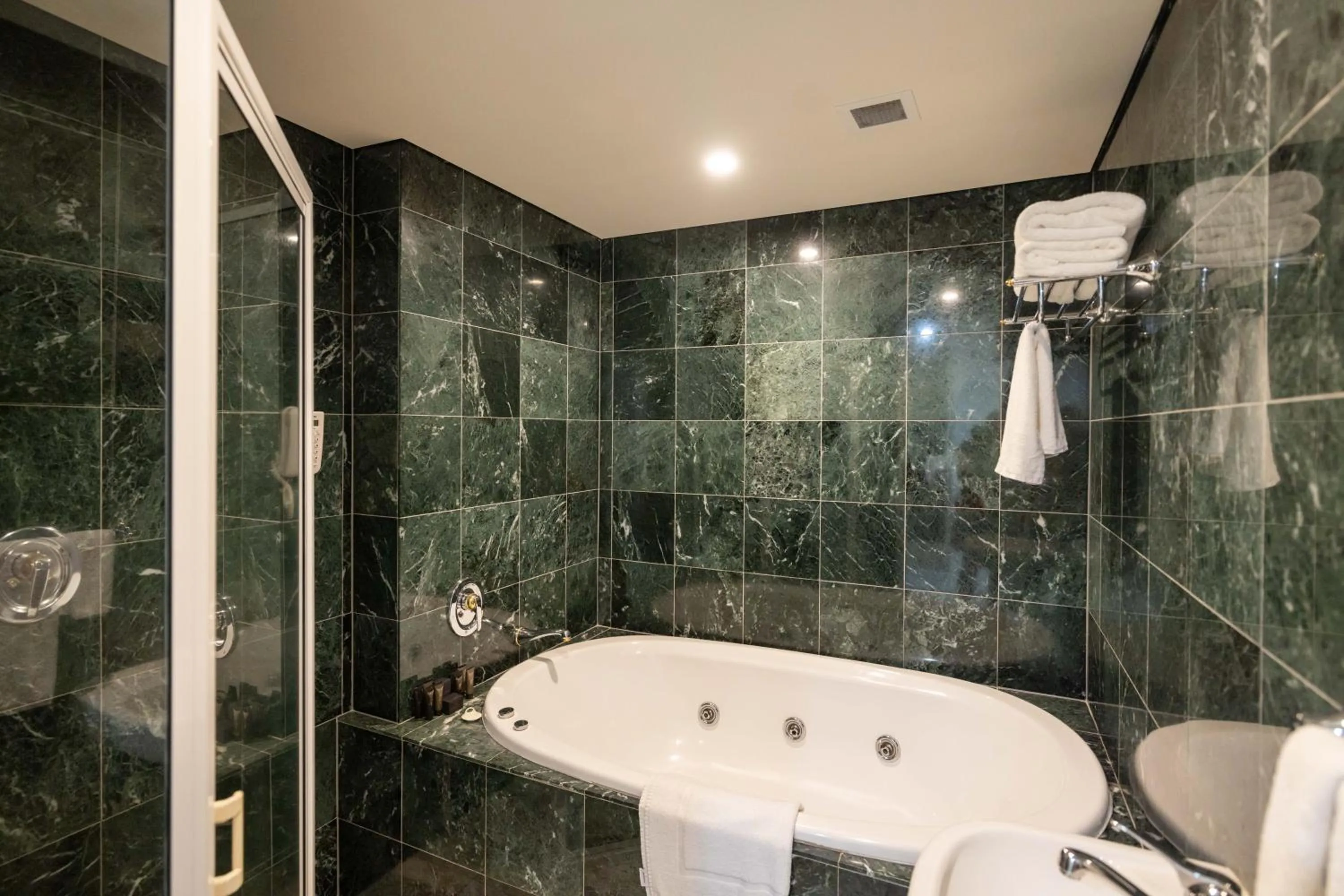 Shower in Mindil Beach Casino Resort