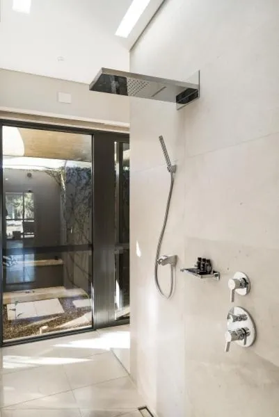 Shower in Mindil Beach Casino Resort