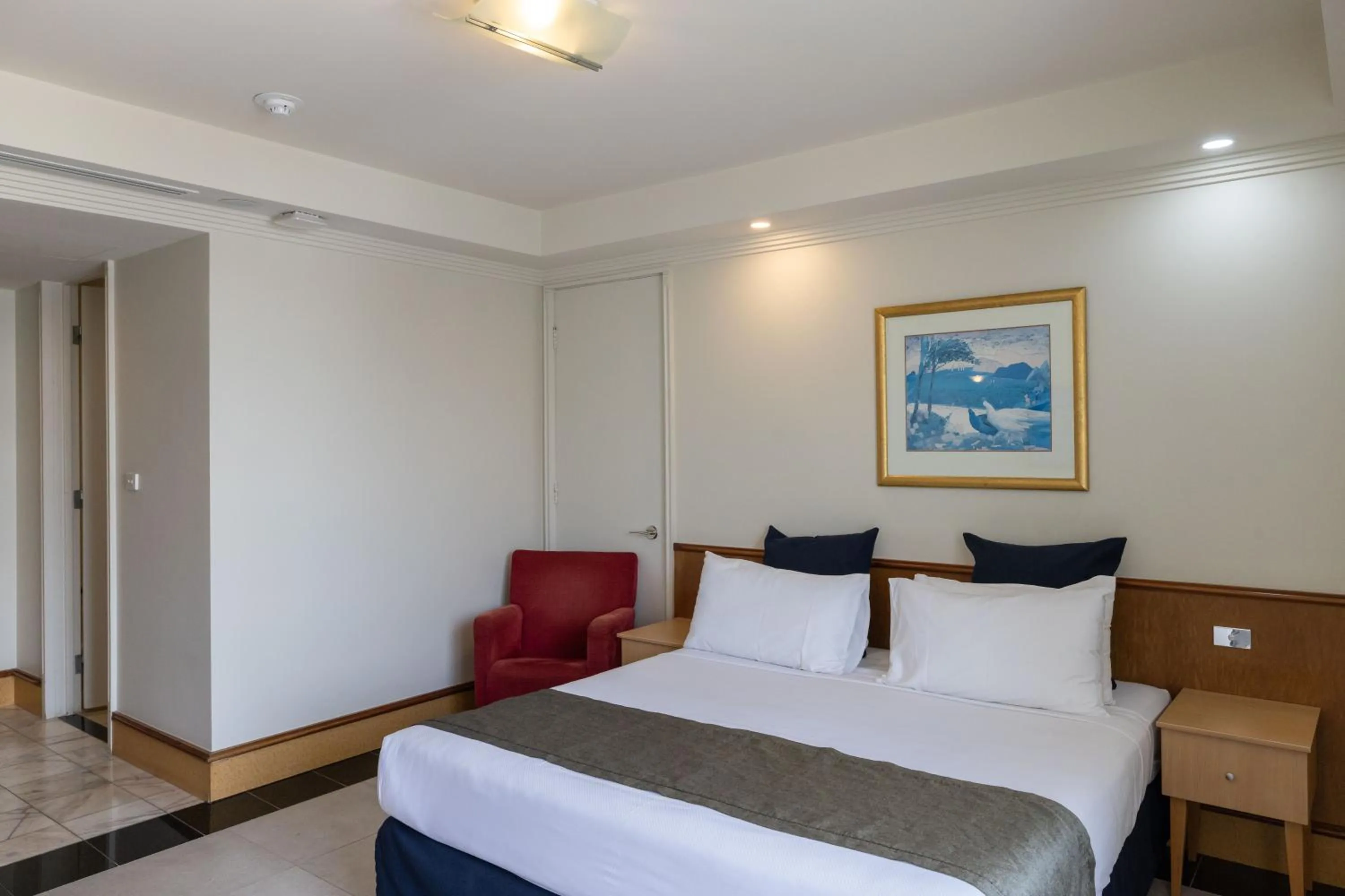 Bedroom, Bed in Mindil Beach Casino Resort