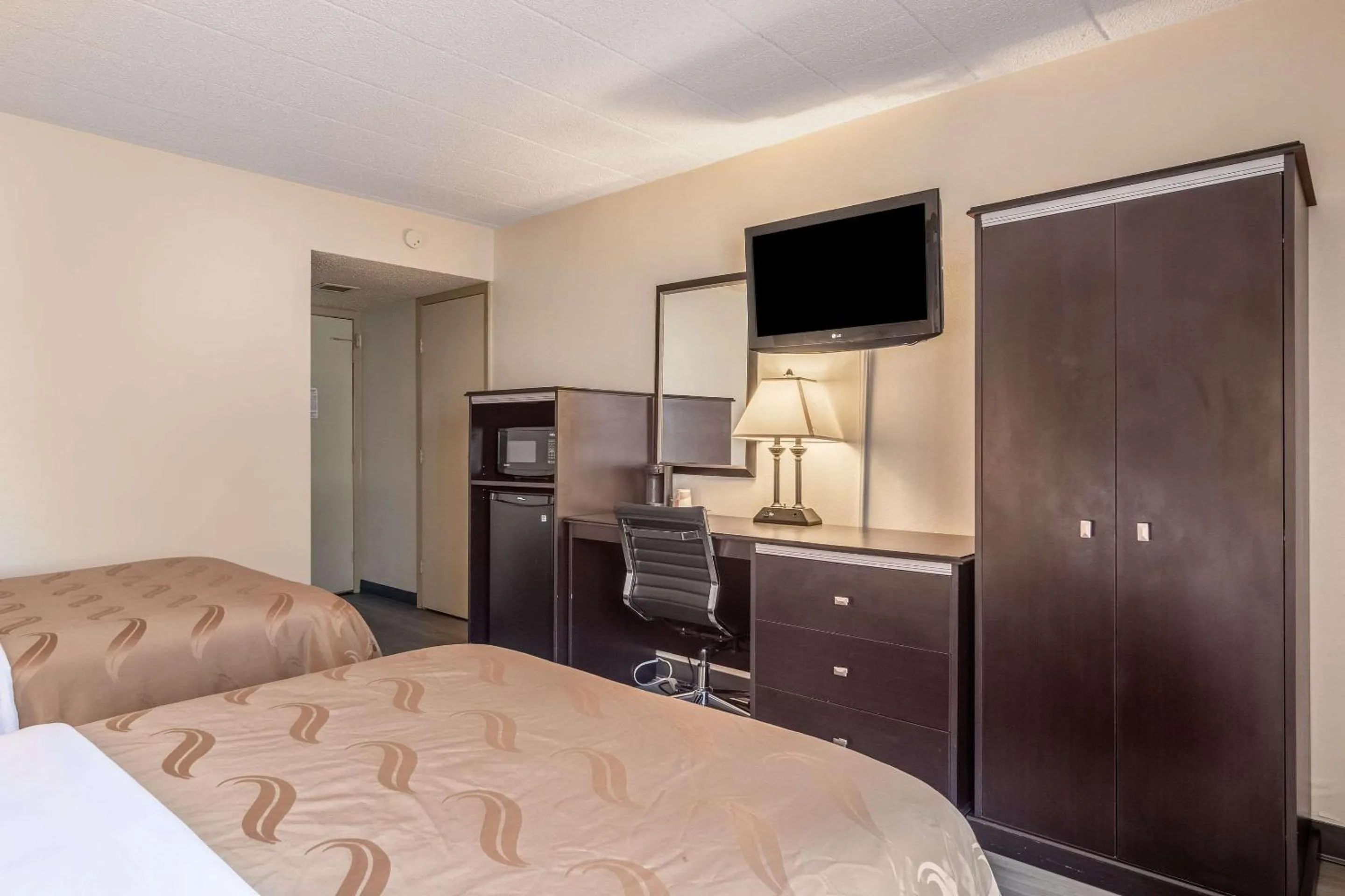 Photo of the whole room, Bed in Quality Inn & Suites Indiana South