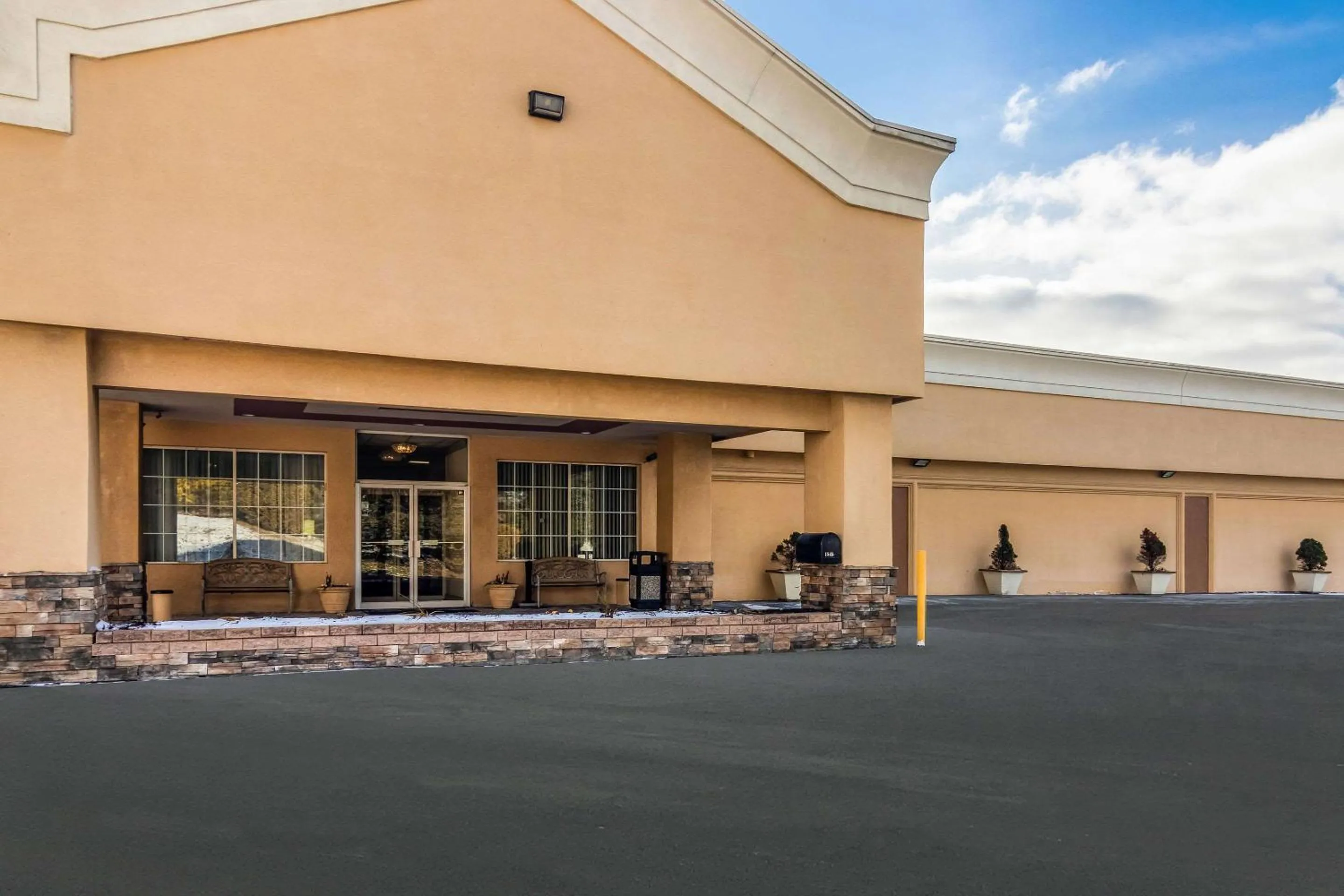 Property building in Quality Inn & Suites Indiana South