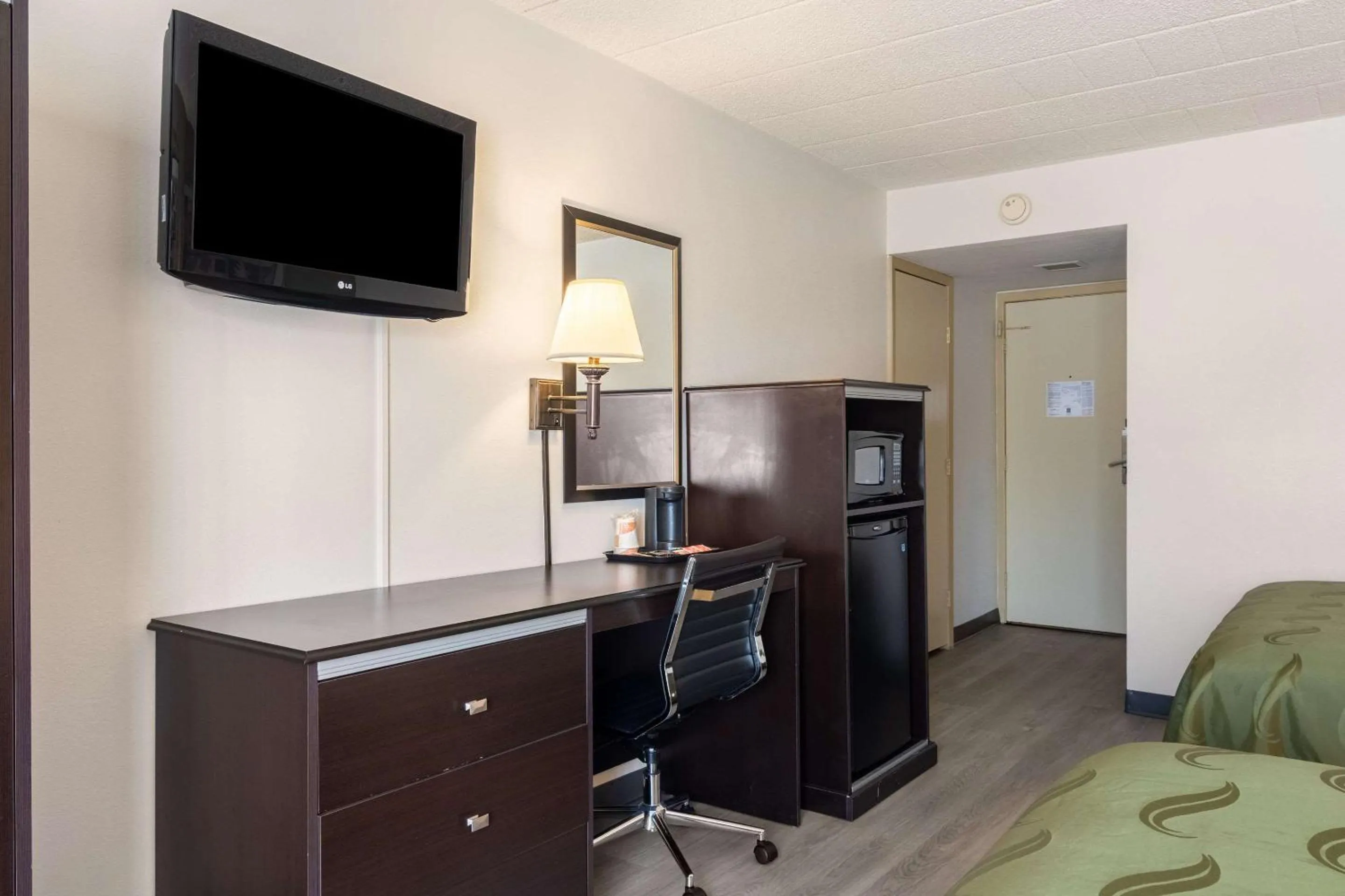 Photo of the whole room, Bed in Quality Inn & Suites Indiana South