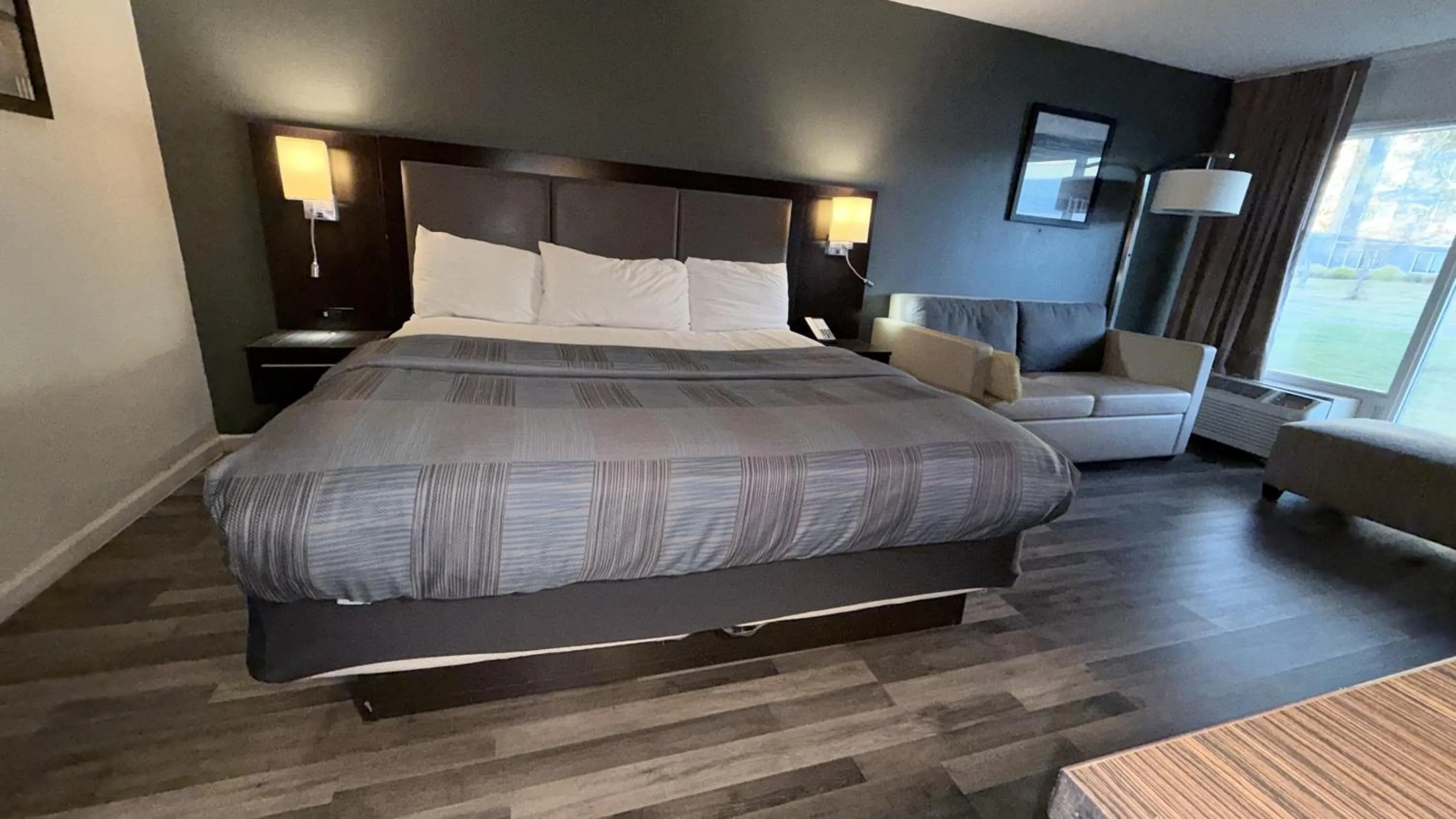 Bed in Wilkes-Barre Inn & Suites