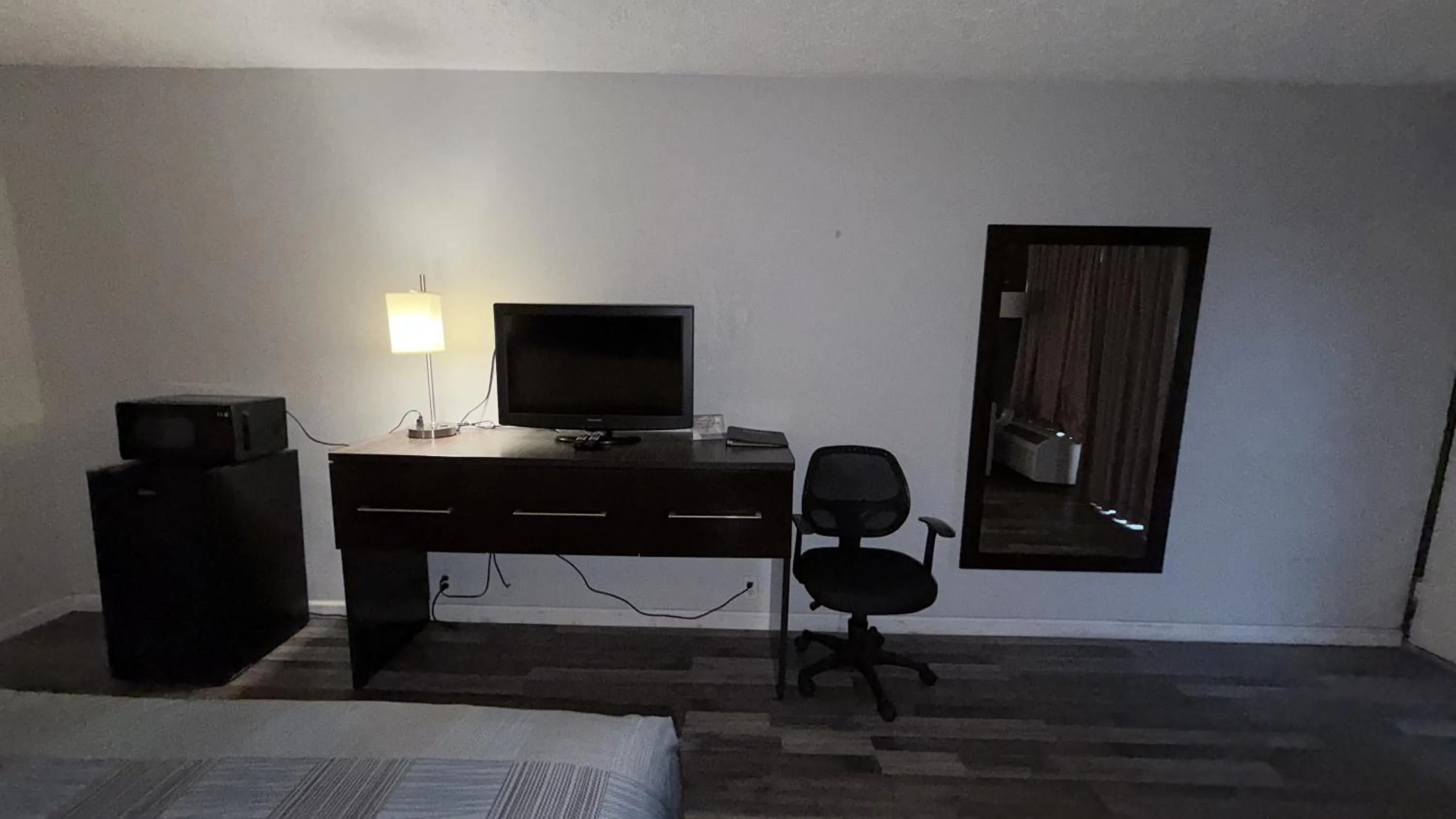 TV and multimedia, Bed in Wilkes-Barre Inn & Suites