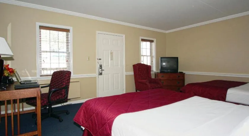 Bed in Clarion Inn Strasburg - Lancaster