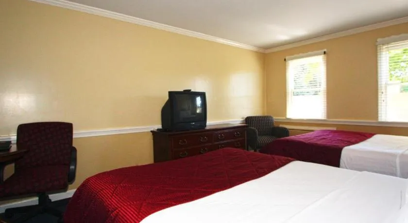 Bed in Clarion Inn Strasburg - Lancaster