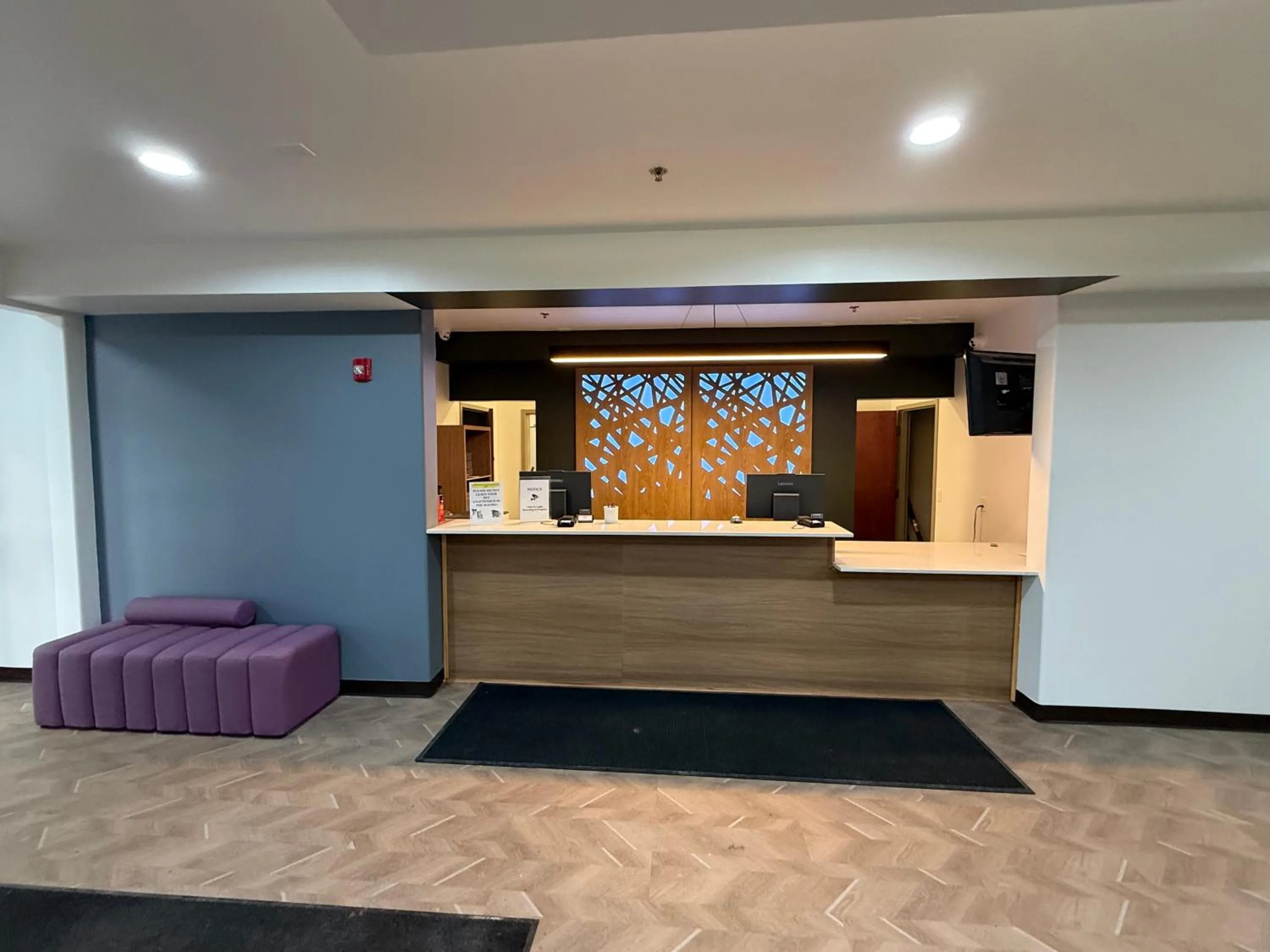 Lobby or reception in Red Roof Inn & Suites Bloomsburg - Mifflinville