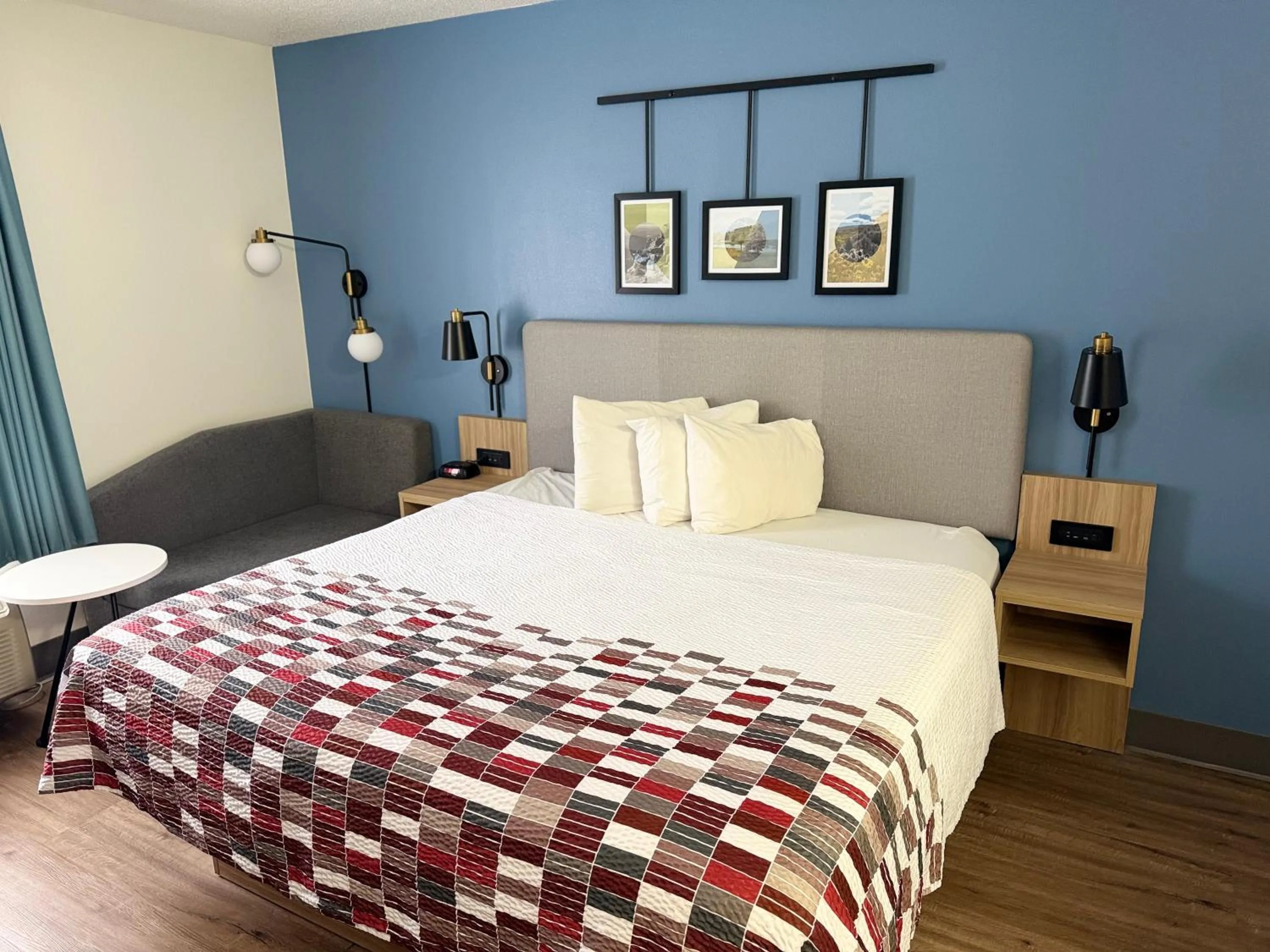 Bed in Red Roof Inn & Suites Bloomsburg - Mifflinville