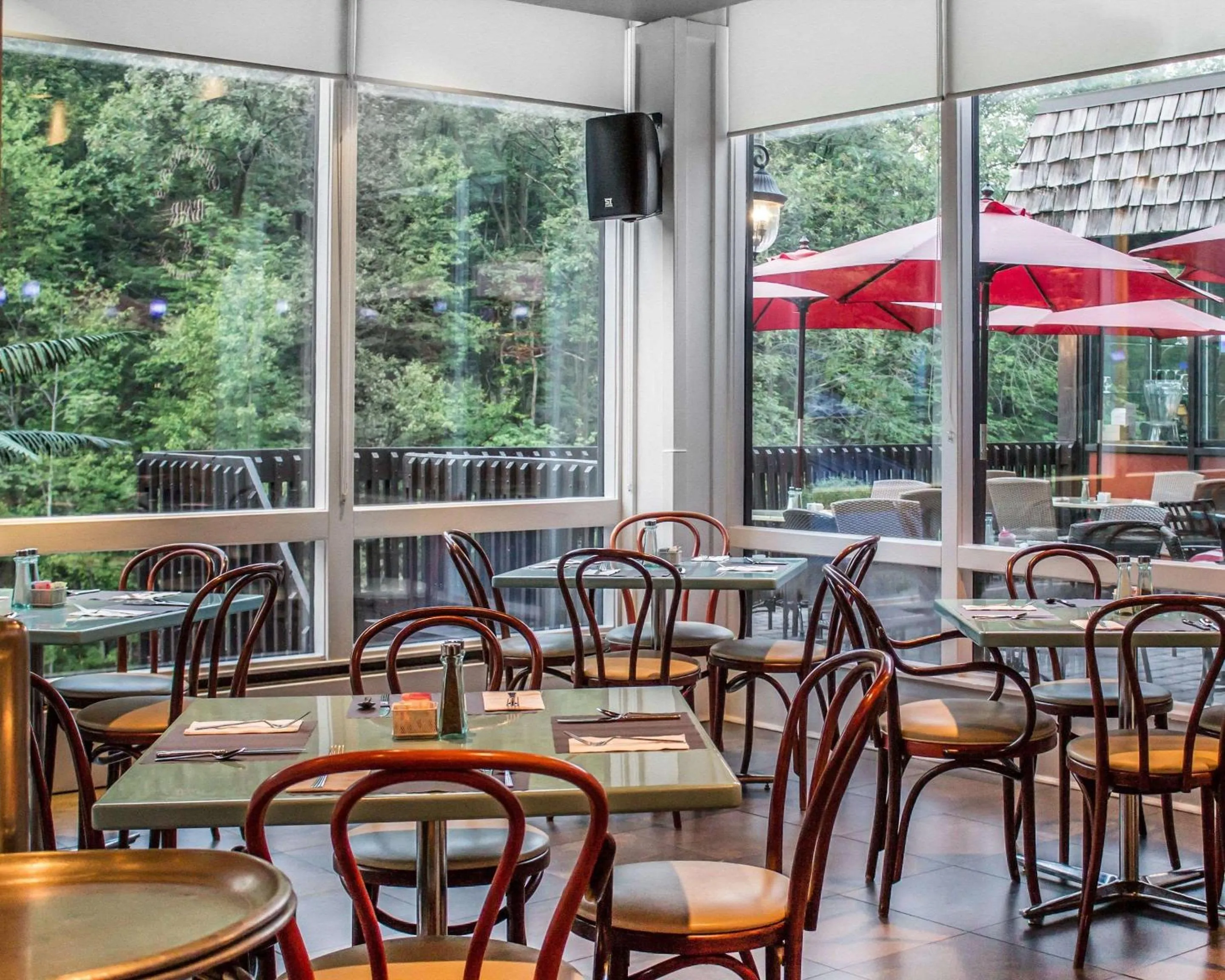 Restaurant/places to eat in The Woodlands Inn