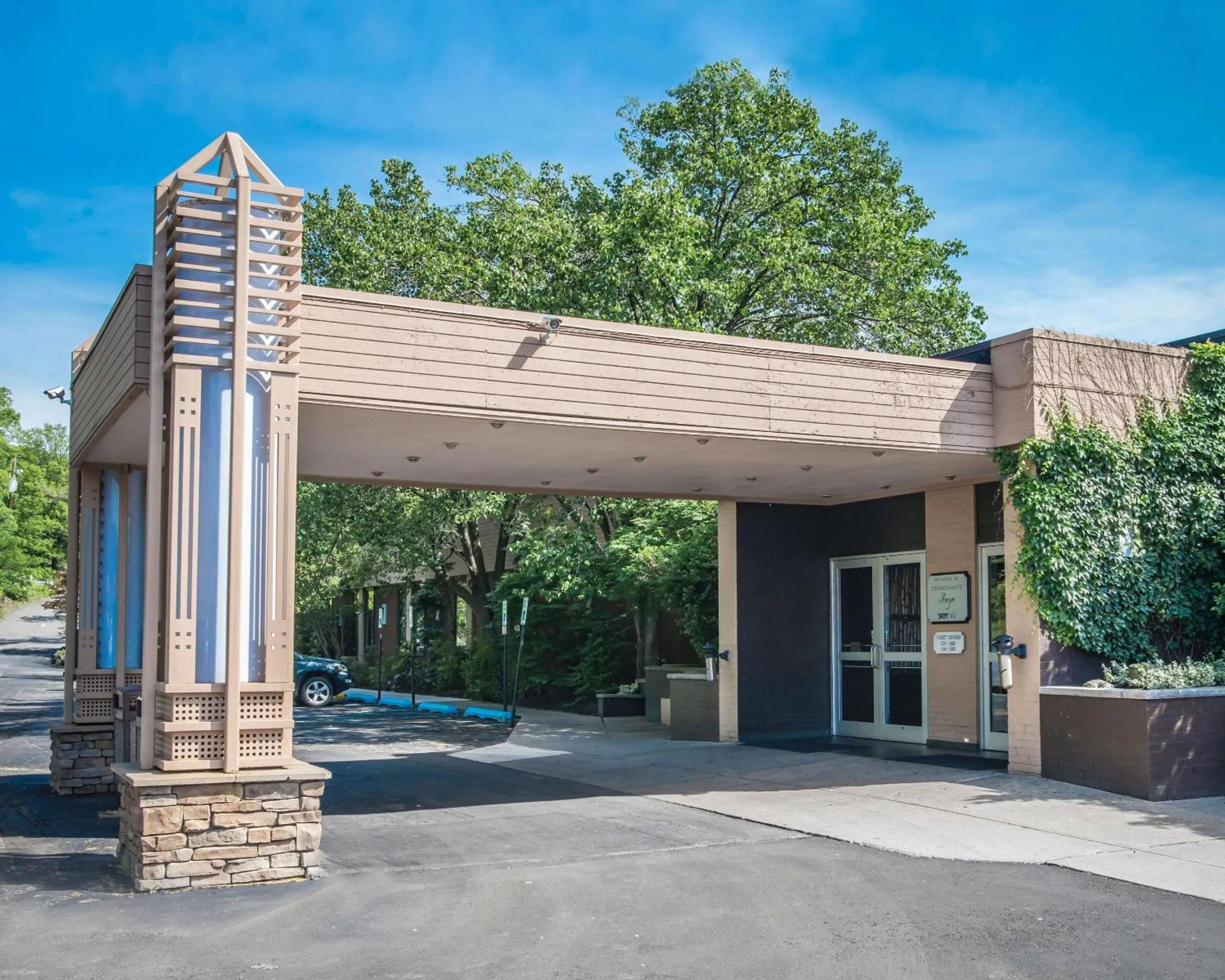 Property building in The Woodlands Inn